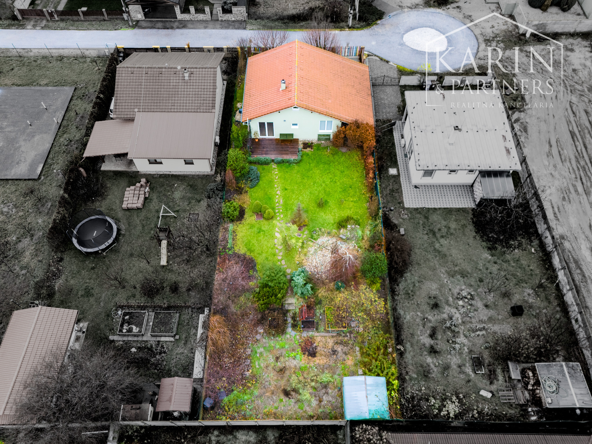 REZERVOVANÝ 3I RODINNÝ DOM S ROZĽAHOU ZÁHRADOU V POKOJNEJ LOKALITE