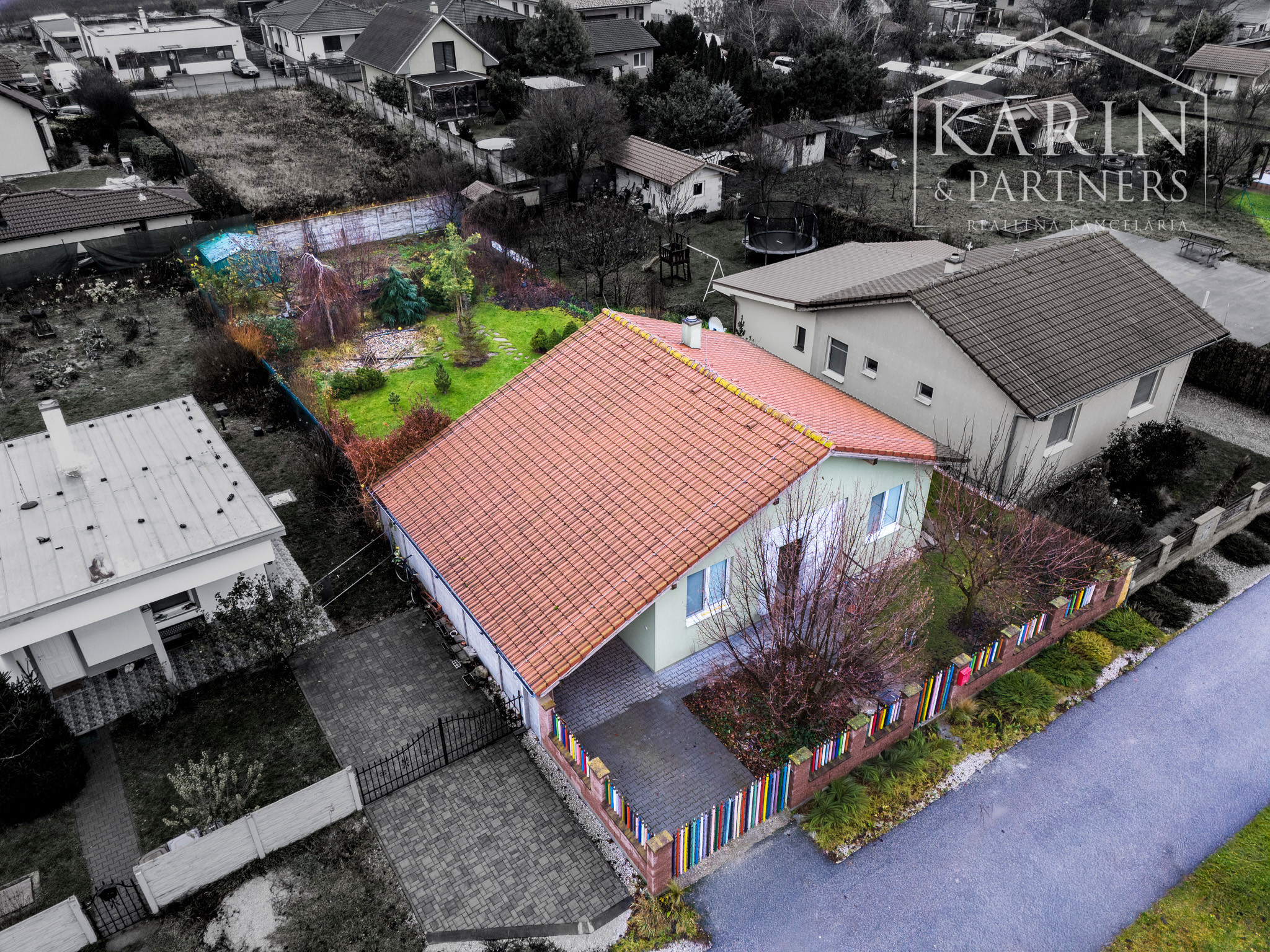 REZERVOVANÝ 3I RODINNÝ DOM S ROZĽAHOU ZÁHRADOU V POKOJNEJ LOKALITE