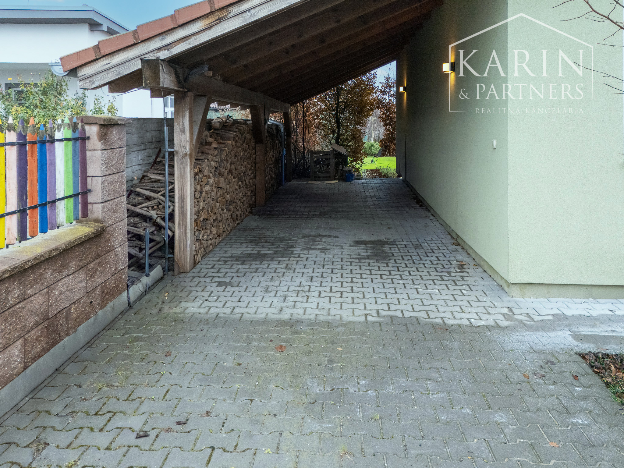 REZERVOVANÝ 3I RODINNÝ DOM S ROZĽAHOU ZÁHRADOU V POKOJNEJ LOKALITE