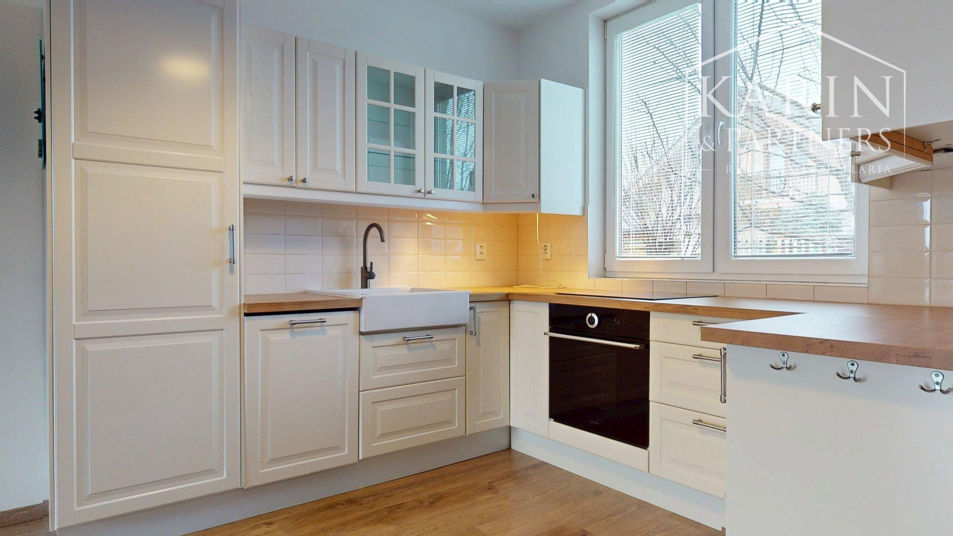 REZERVOVANÝ 3I RODINNÝ DOM S ROZĽAHOU ZÁHRADOU V POKOJNEJ LOKALITE