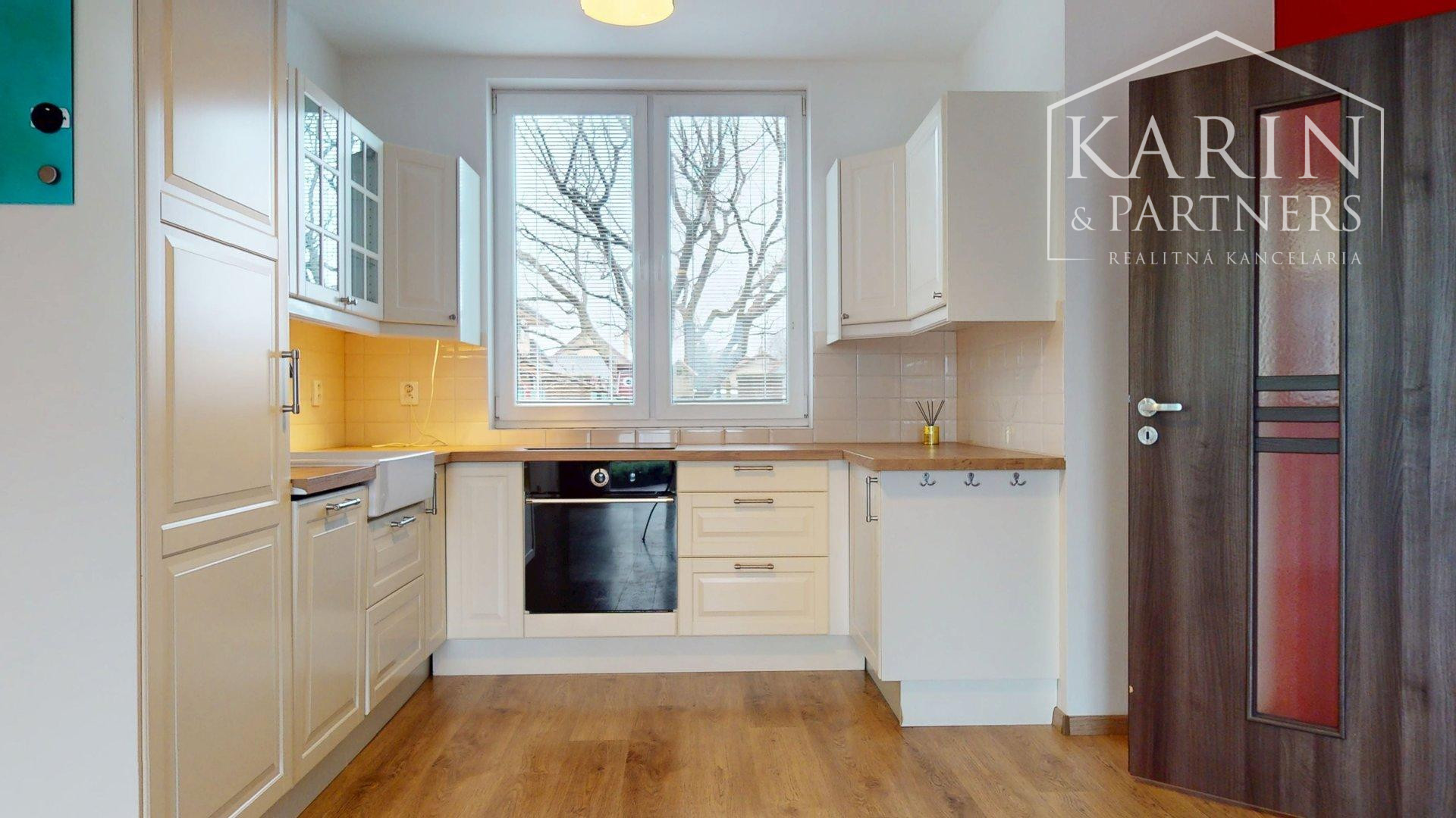 REZERVOVANÝ 3I RODINNÝ DOM S ROZĽAHOU ZÁHRADOU V POKOJNEJ LOKALITE