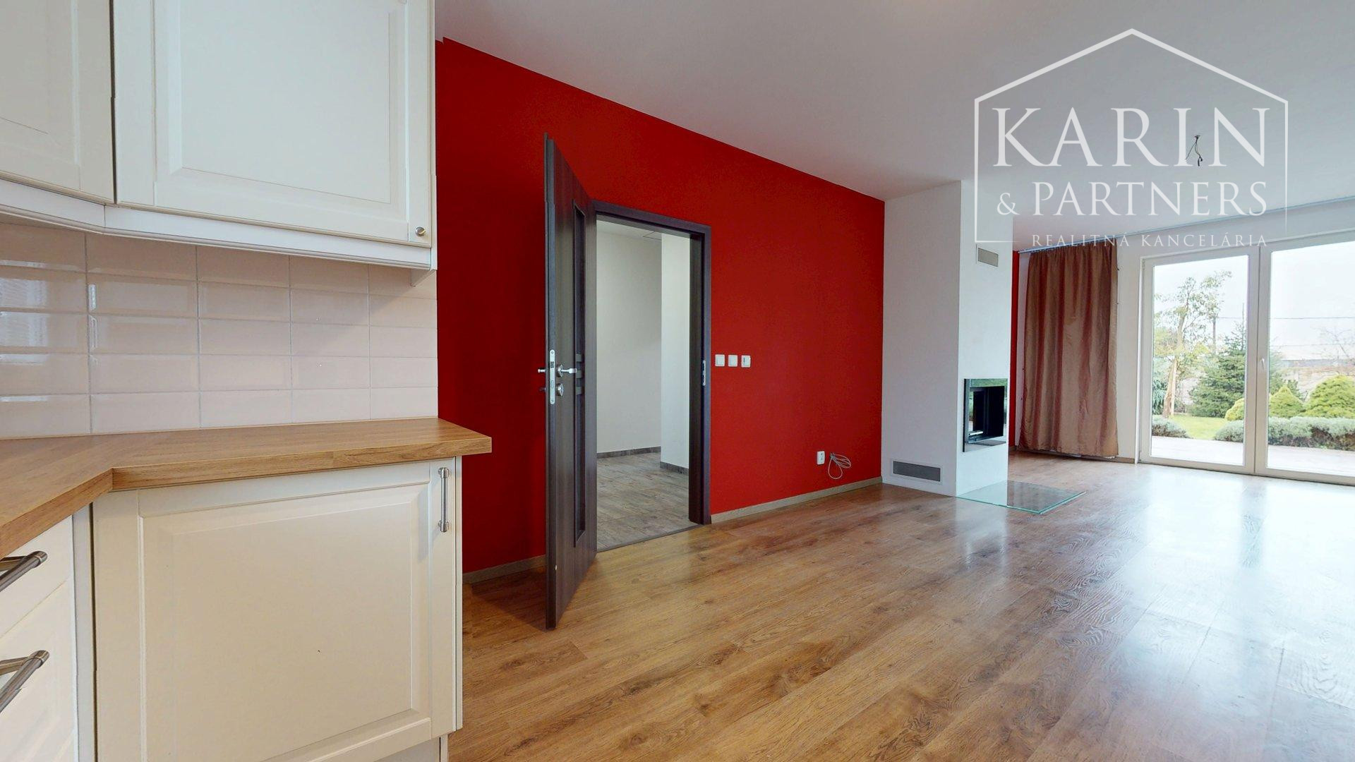 REZERVOVANÝ 3I RODINNÝ DOM S ROZĽAHOU ZÁHRADOU V POKOJNEJ LOKALITE