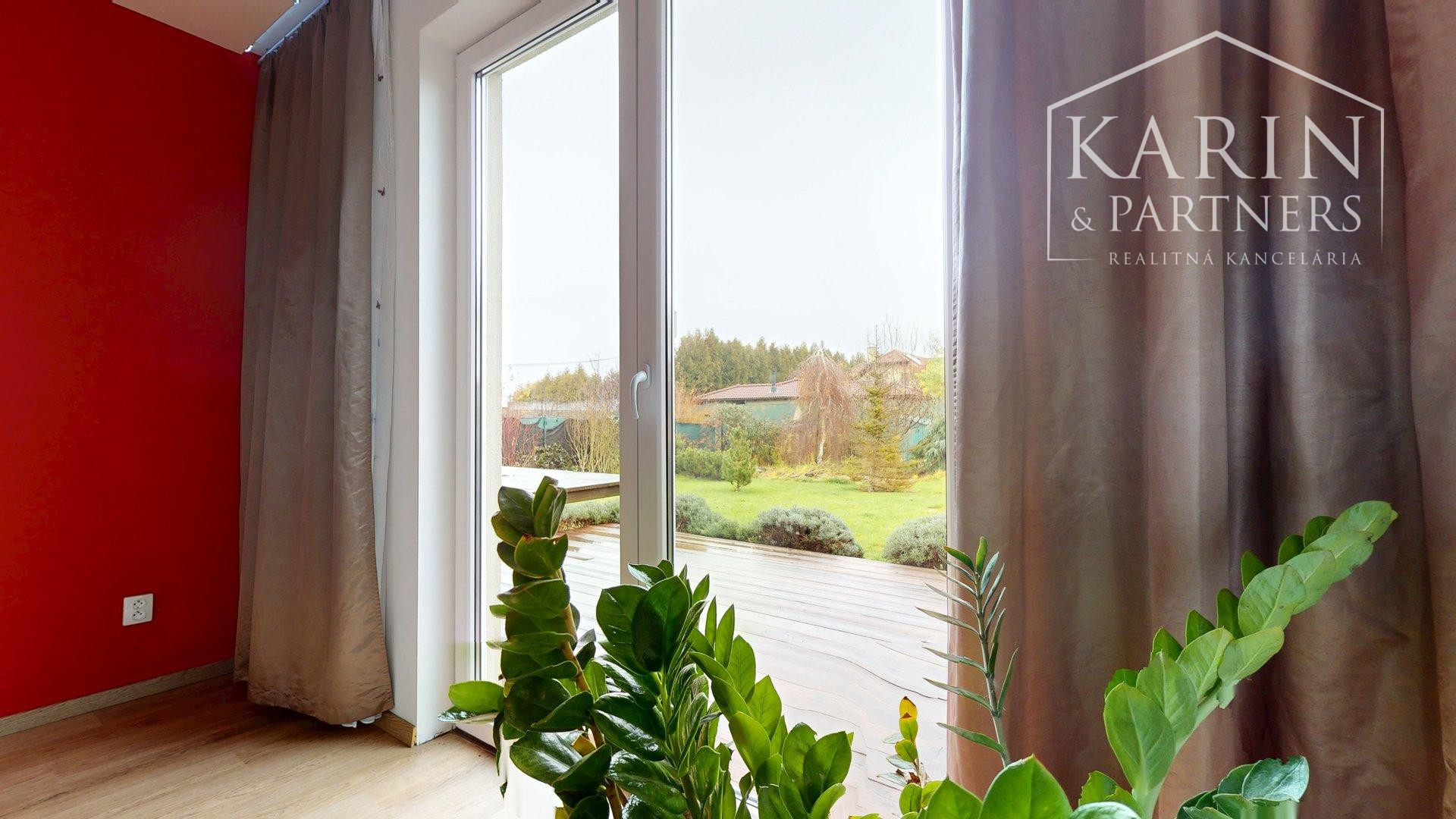 REZERVOVANÝ 3I RODINNÝ DOM S ROZĽAHOU ZÁHRADOU V POKOJNEJ LOKALITE