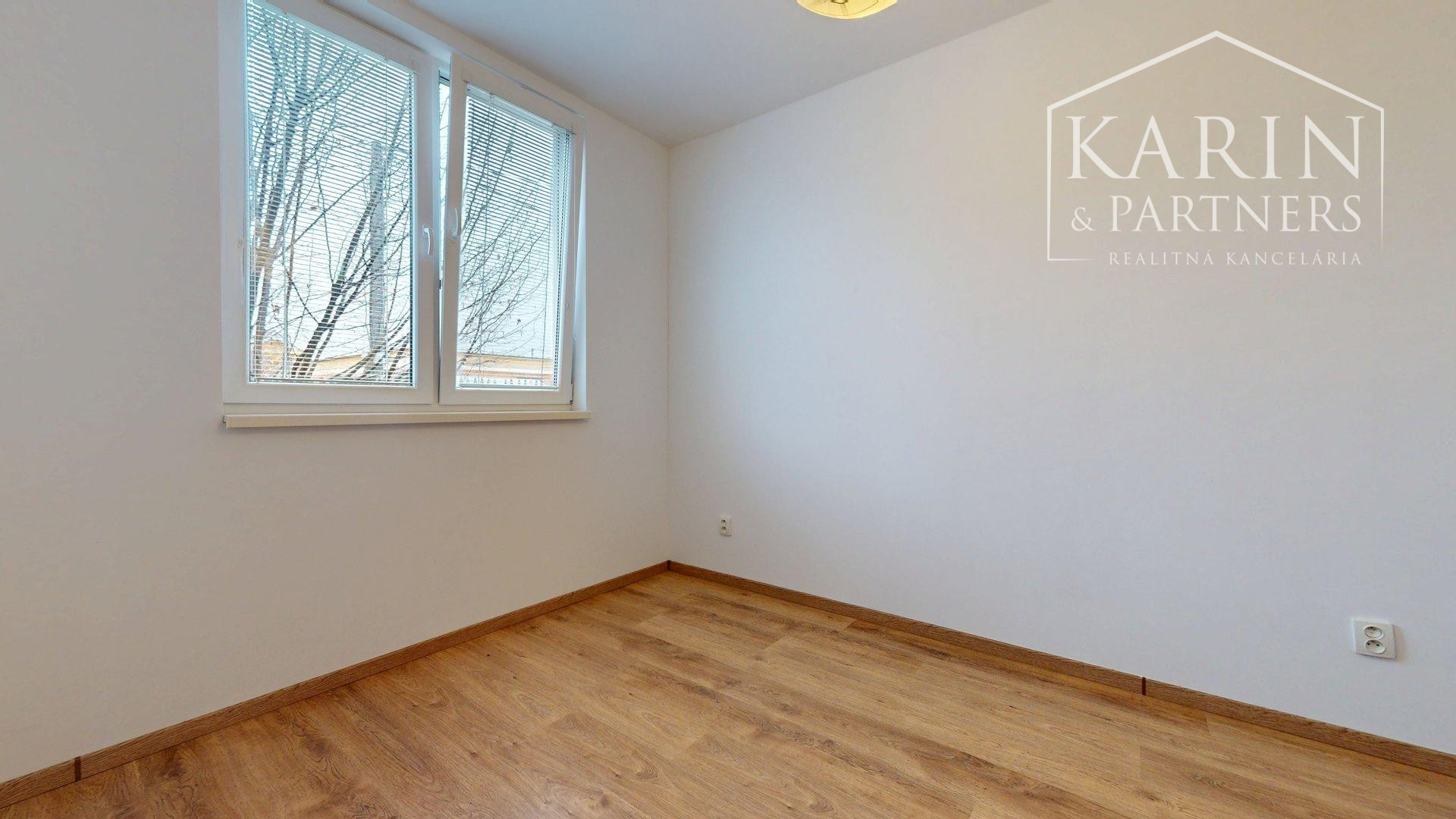 REZERVOVANÝ 3I RODINNÝ DOM S ROZĽAHOU ZÁHRADOU V POKOJNEJ LOKALITE