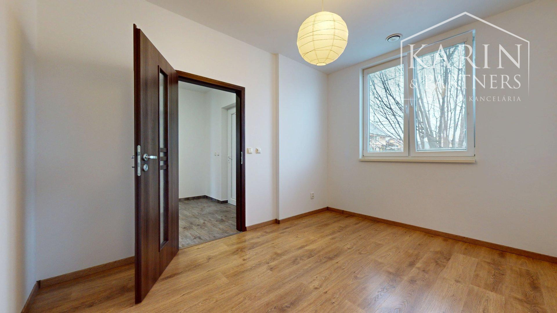 REZERVOVANÝ 3I RODINNÝ DOM S ROZĽAHOU ZÁHRADOU V POKOJNEJ LOKALITE