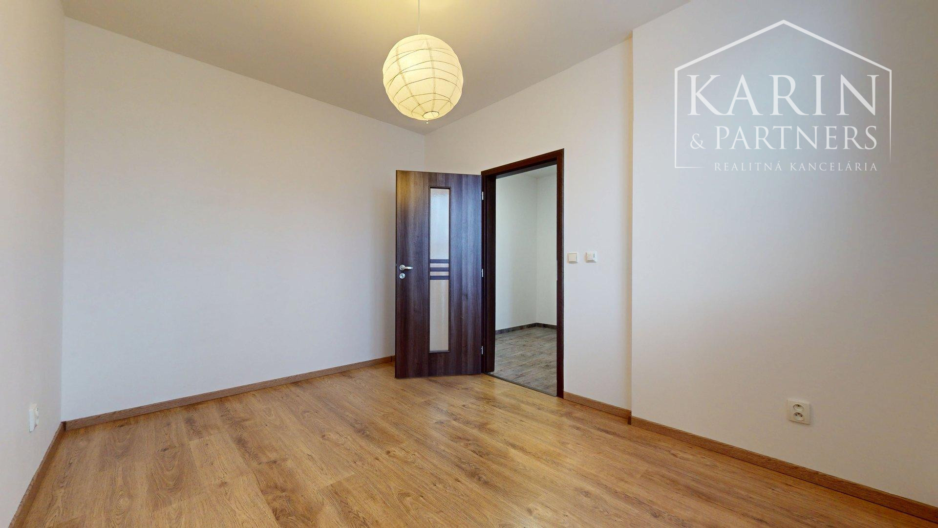 REZERVOVANÝ 3I RODINNÝ DOM S ROZĽAHOU ZÁHRADOU V POKOJNEJ LOKALITE