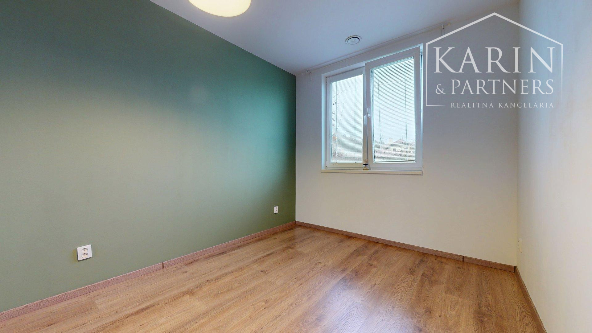 REZERVOVANÝ 3I RODINNÝ DOM S ROZĽAHOU ZÁHRADOU V POKOJNEJ LOKALITE