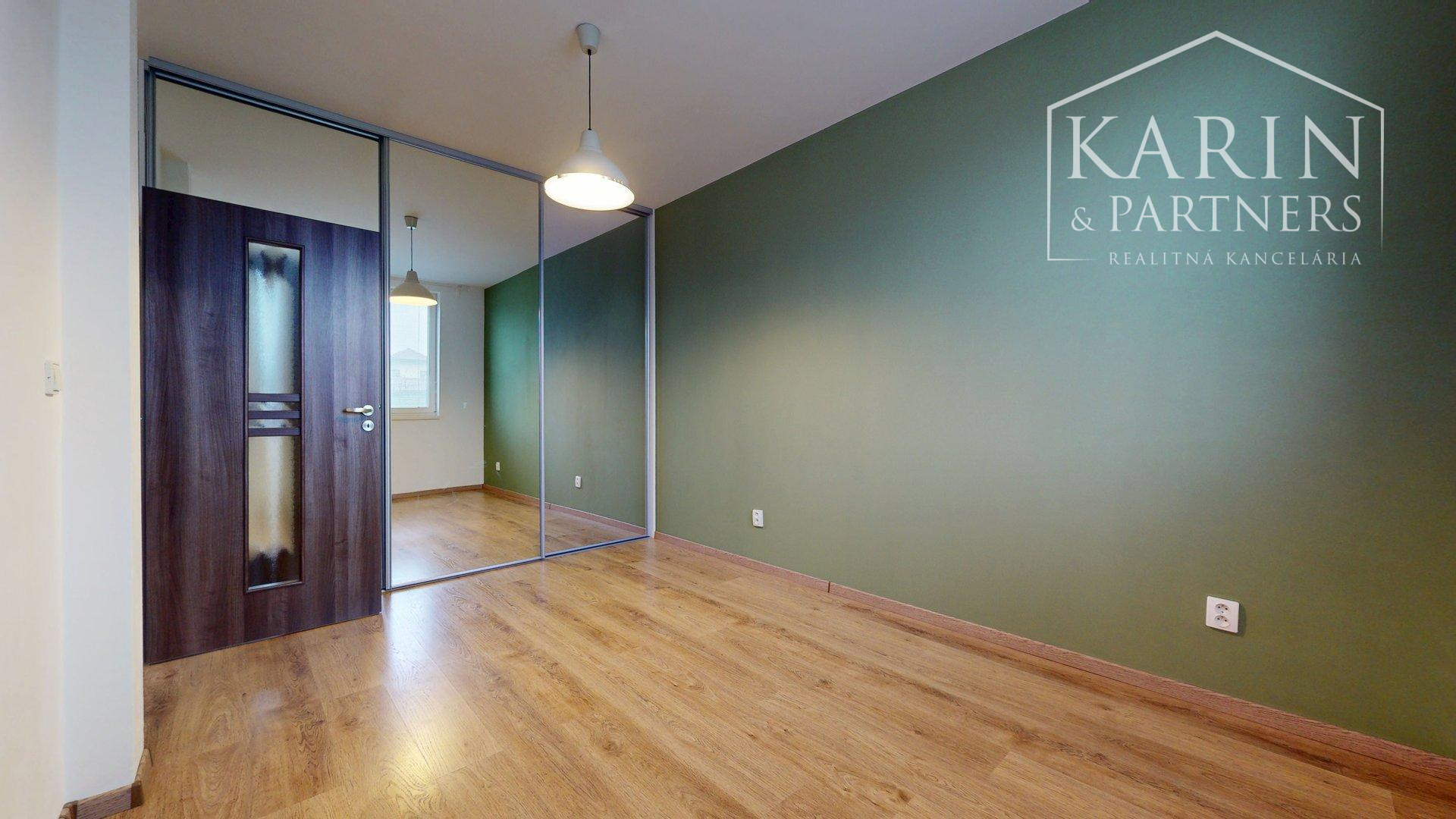 REZERVOVANÝ 3I RODINNÝ DOM S ROZĽAHOU ZÁHRADOU V POKOJNEJ LOKALITE