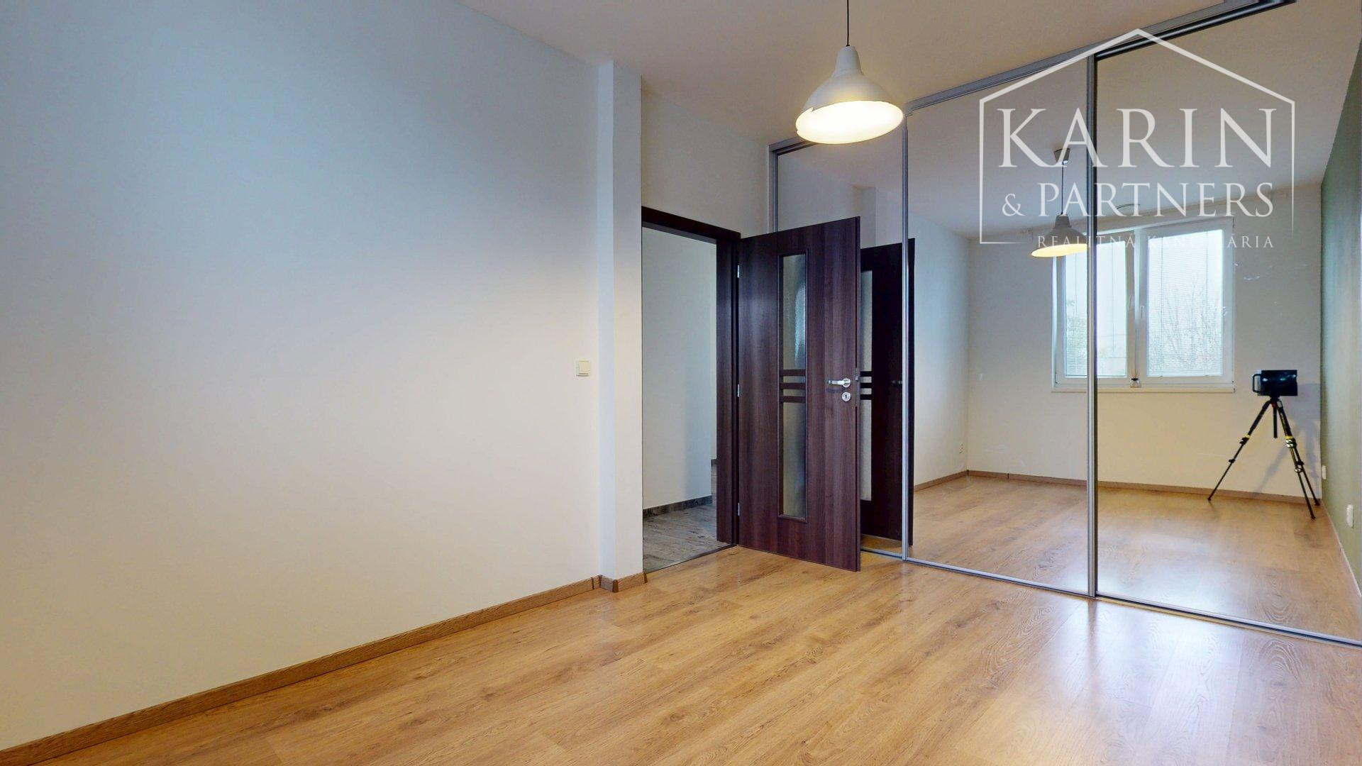 REZERVOVANÝ 3I RODINNÝ DOM S ROZĽAHOU ZÁHRADOU V POKOJNEJ LOKALITE