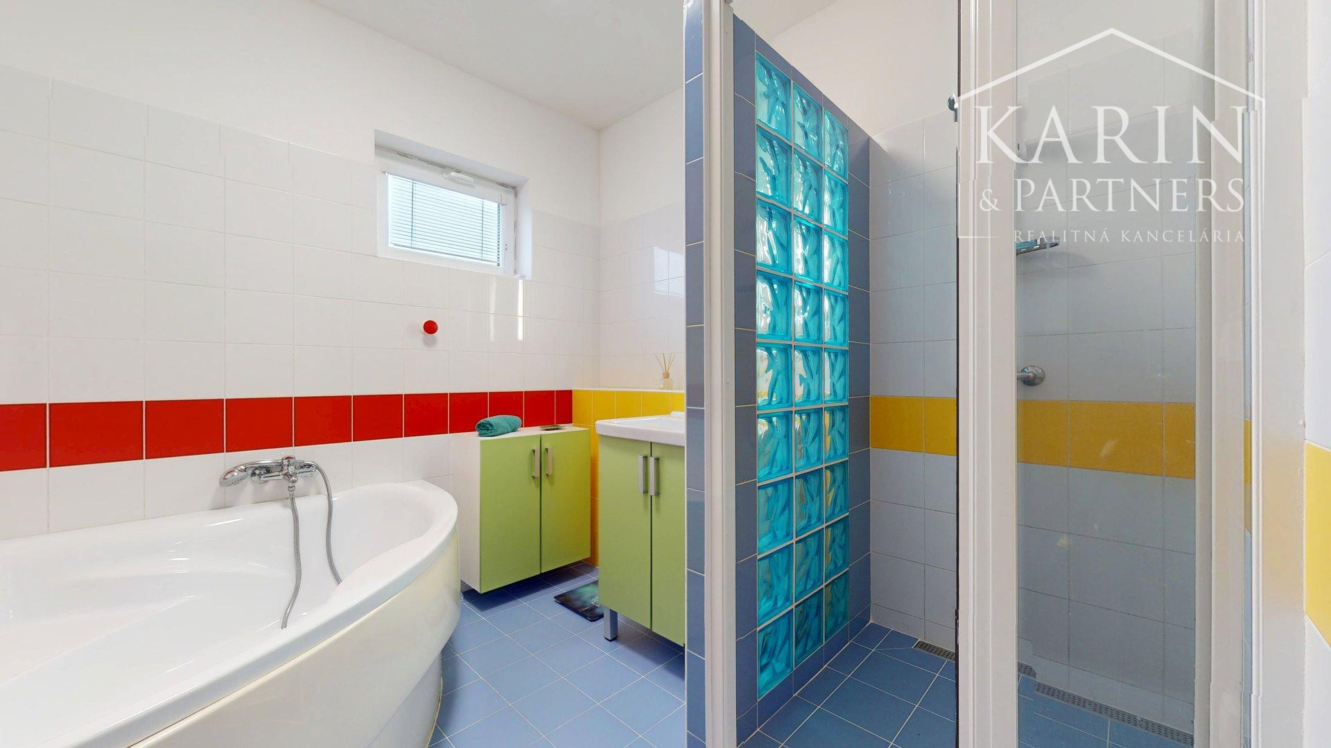 REZERVOVANÝ 3I RODINNÝ DOM S ROZĽAHOU ZÁHRADOU V POKOJNEJ LOKALITE