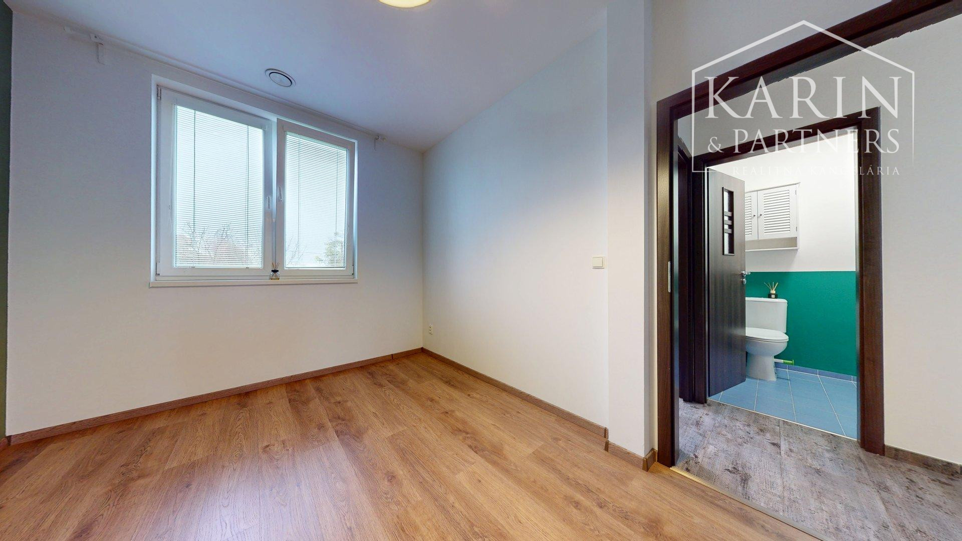 REZERVOVANÝ 3I RODINNÝ DOM S ROZĽAHOU ZÁHRADOU V POKOJNEJ LOKALITE