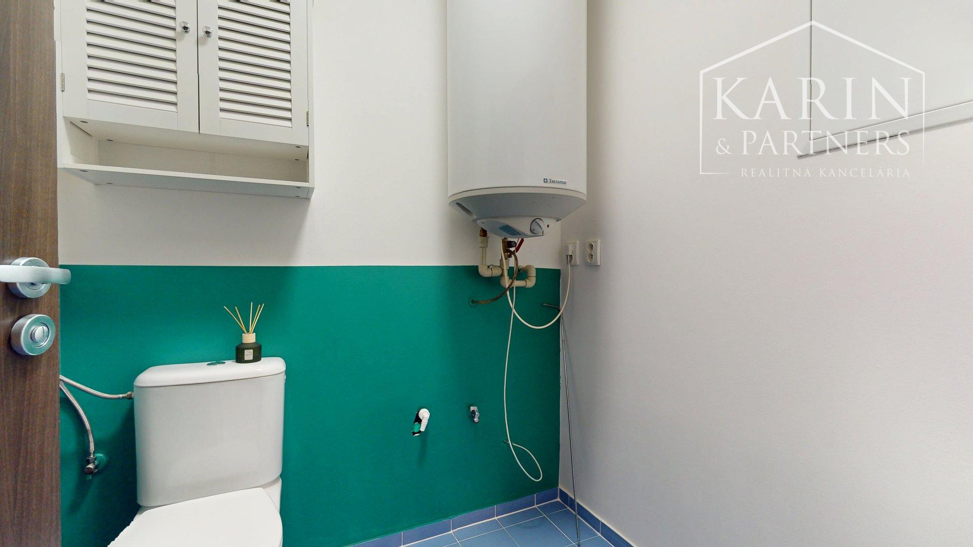 REZERVOVANÝ 3I RODINNÝ DOM S ROZĽAHOU ZÁHRADOU V POKOJNEJ LOKALITE