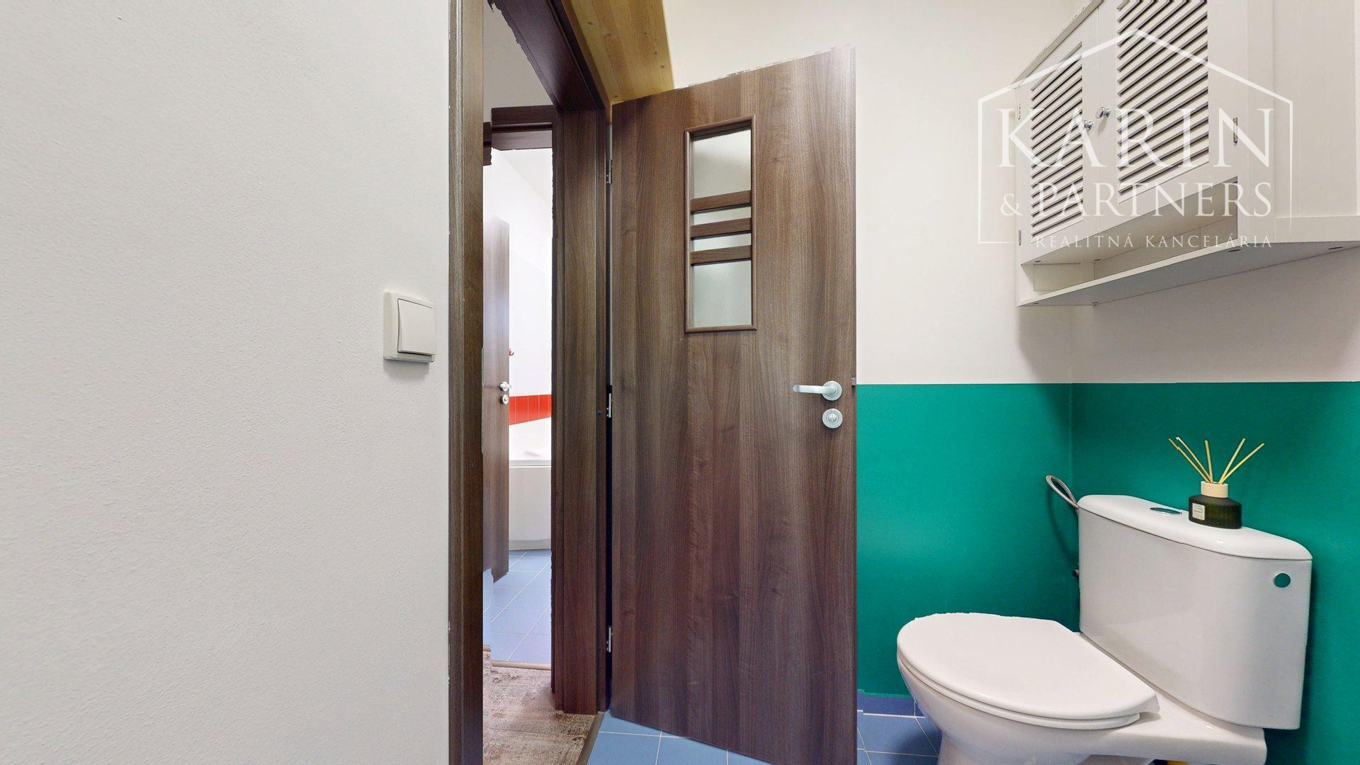 REZERVOVANÝ 3I RODINNÝ DOM S ROZĽAHOU ZÁHRADOU V POKOJNEJ LOKALITE