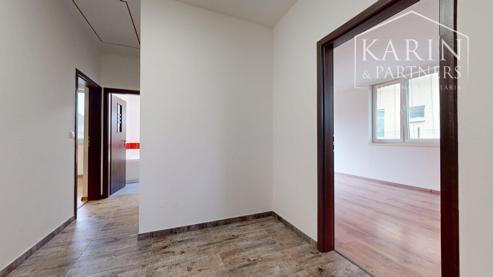 REZERVOVANÝ 3I RODINNÝ DOM S ROZĽAHOU ZÁHRADOU V POKOJNEJ LOKALITE