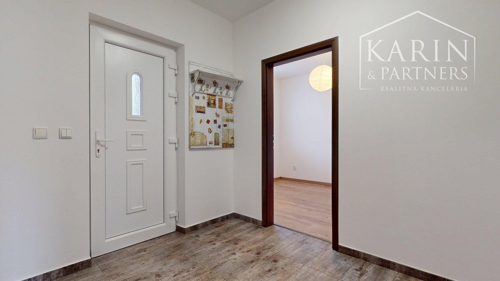 REZERVOVANÝ 3I RODINNÝ DOM S ROZĽAHOU ZÁHRADOU V POKOJNEJ LOKALITE