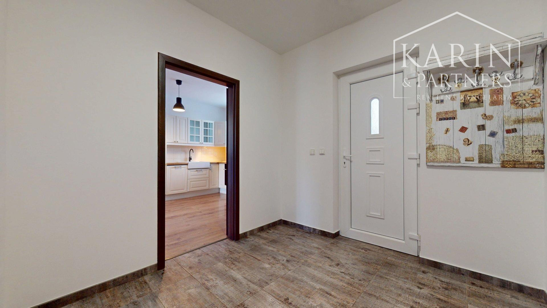 REZERVOVANÝ 3I RODINNÝ DOM S ROZĽAHOU ZÁHRADOU V POKOJNEJ LOKALITE