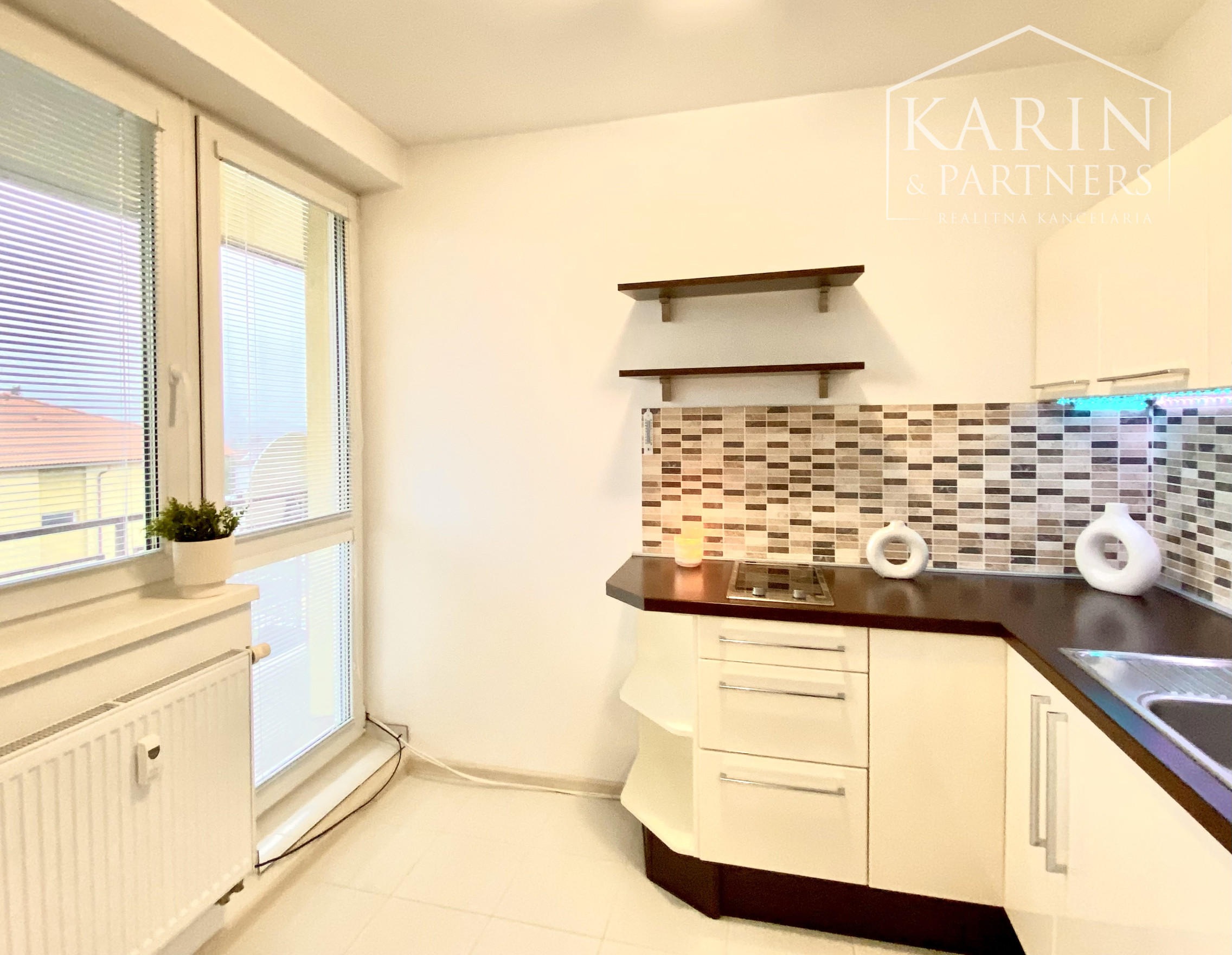 PRENAJATÉ!!! Prenájom novostavby  1-izbového bytu vo Vlčkovciach – plne zariadený, s loggiou