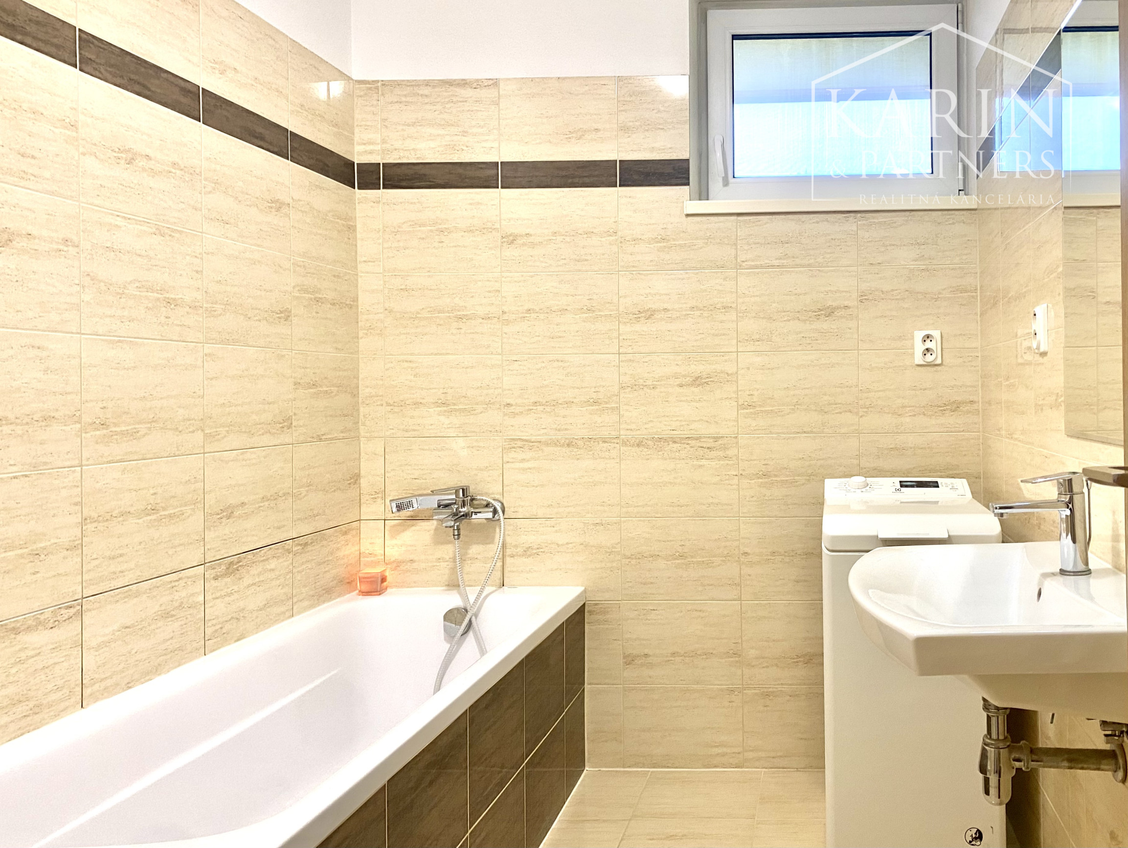 PRENAJATÉ!!! Prenájom novostavby  1-izbového bytu vo Vlčkovciach – plne zariadený, s loggiou