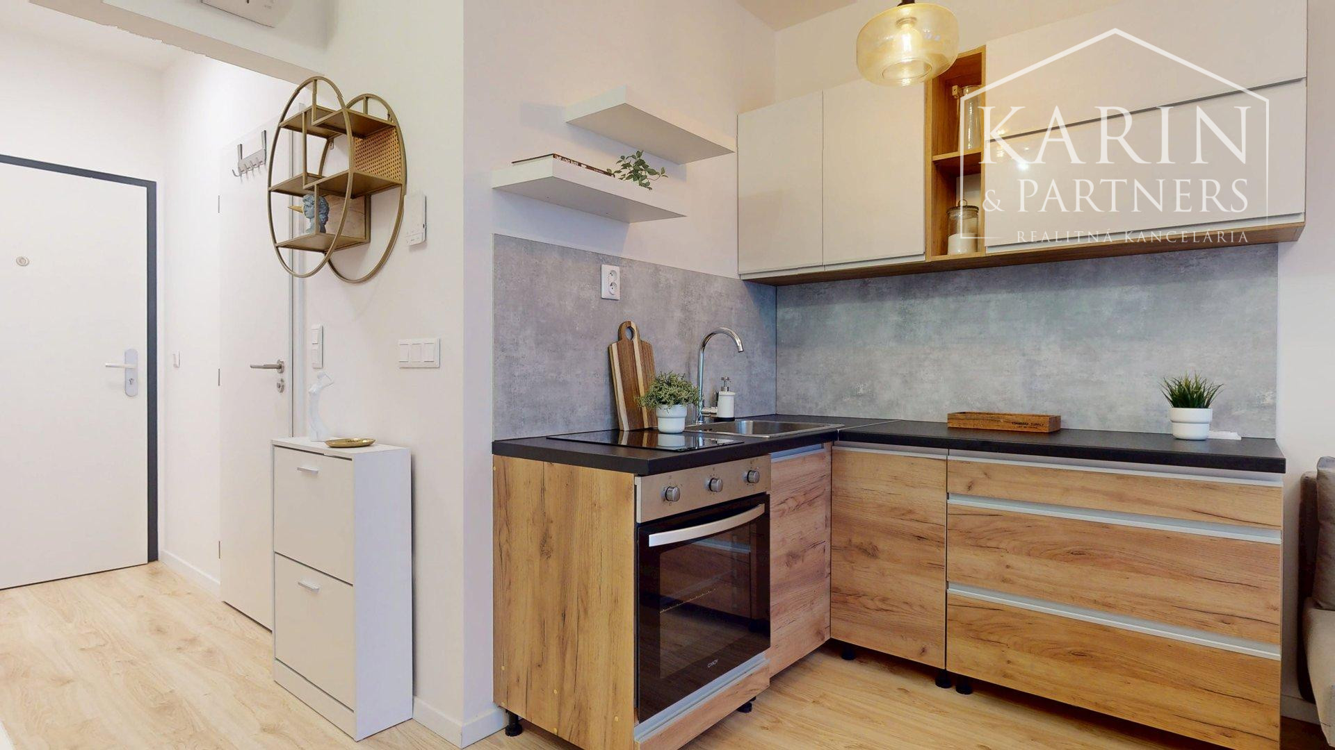 REZERVOVANÝ KOMPLETNE VKUSNE ZARIADENÝ 1I BYT S BALKÓNOM | SLNEČNICE POP