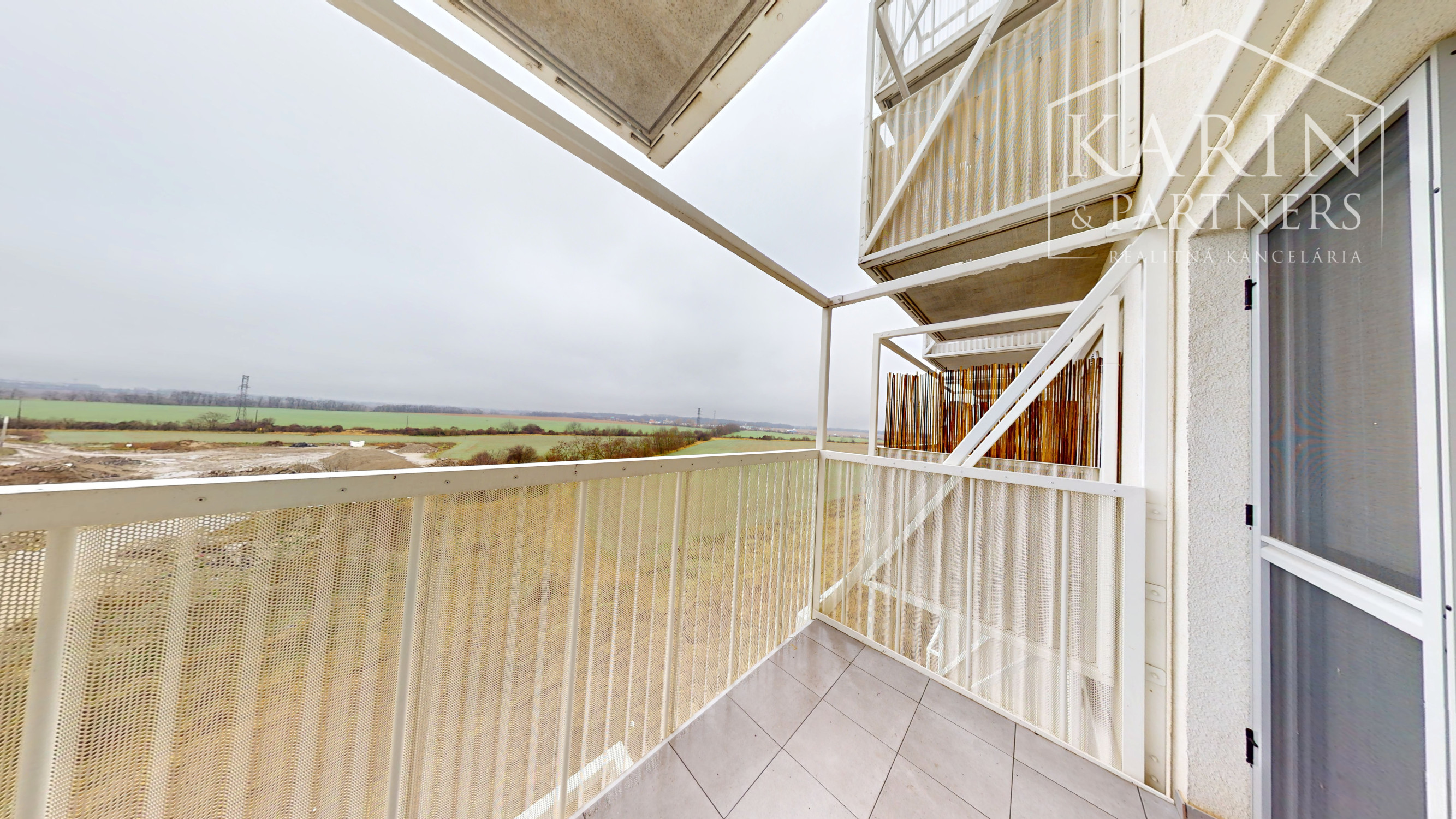 REZERVOVANÝ KOMPLETNE VKUSNE ZARIADENÝ 1I BYT S BALKÓNOM | SLNEČNICE POP