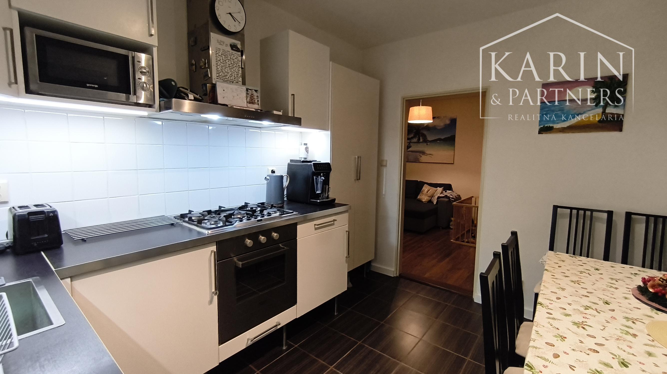 Predáme 3 izbový byt so šatníkom, komorou a balkónom, sídlisko Prednádražie, Nové Zámky