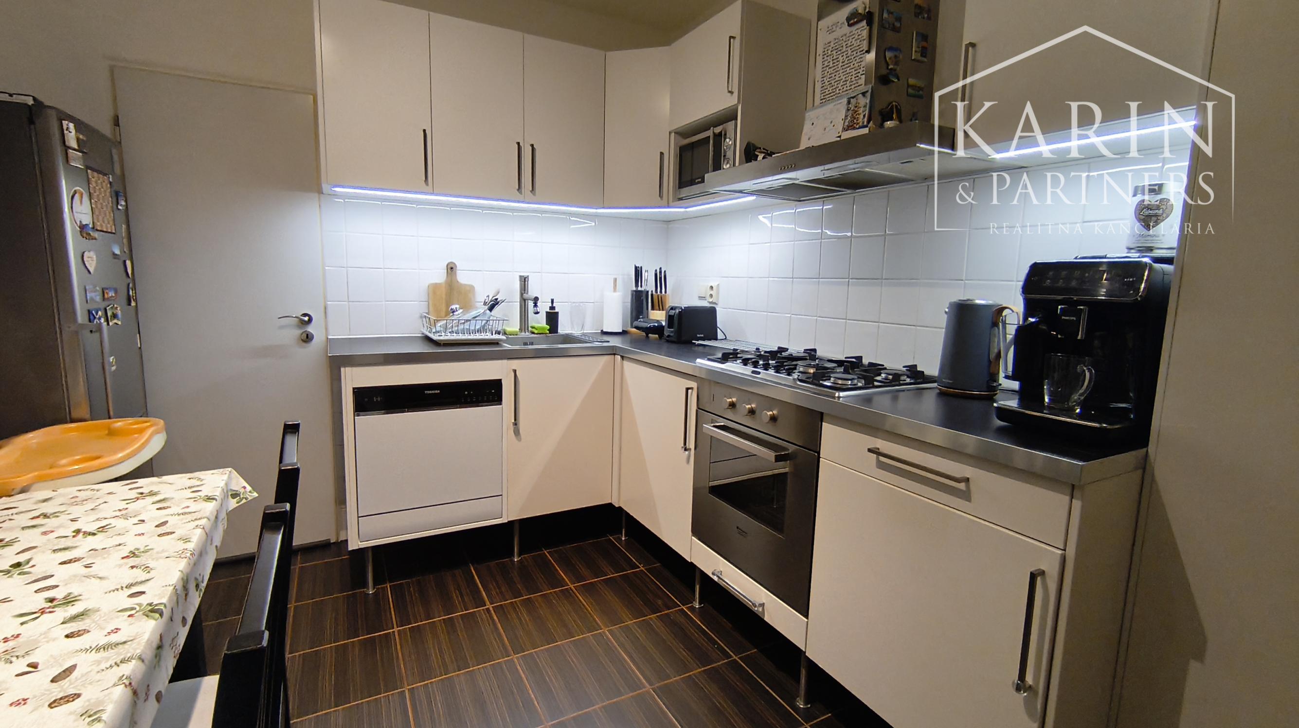 Predáme 3 izbový byt so šatníkom, komorou a balkónom, sídlisko Prednádražie, Nové Zámky