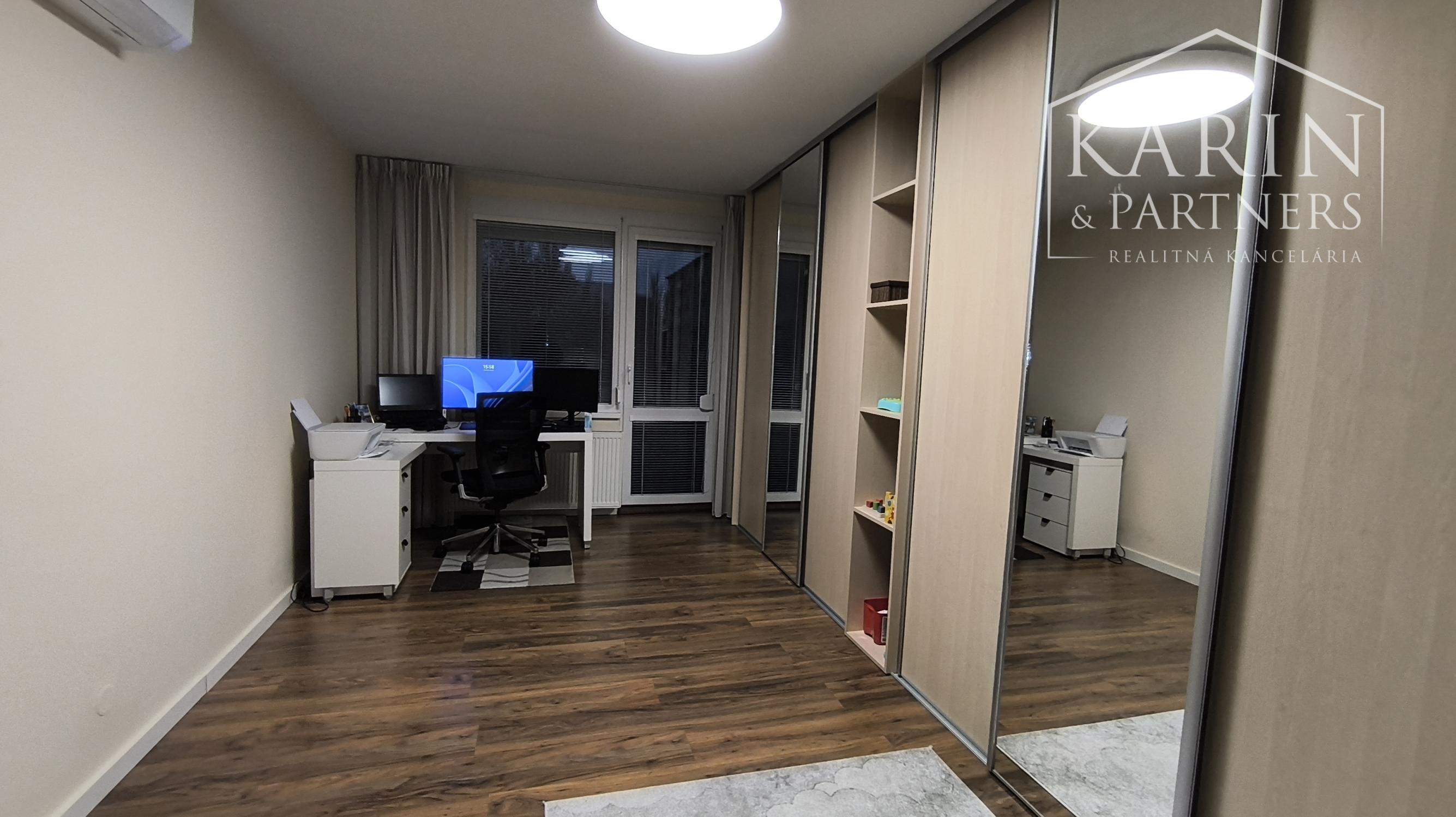 Predáme 3 izbový byt so šatníkom, komorou a balkónom, sídlisko Prednádražie, Nové Zámky