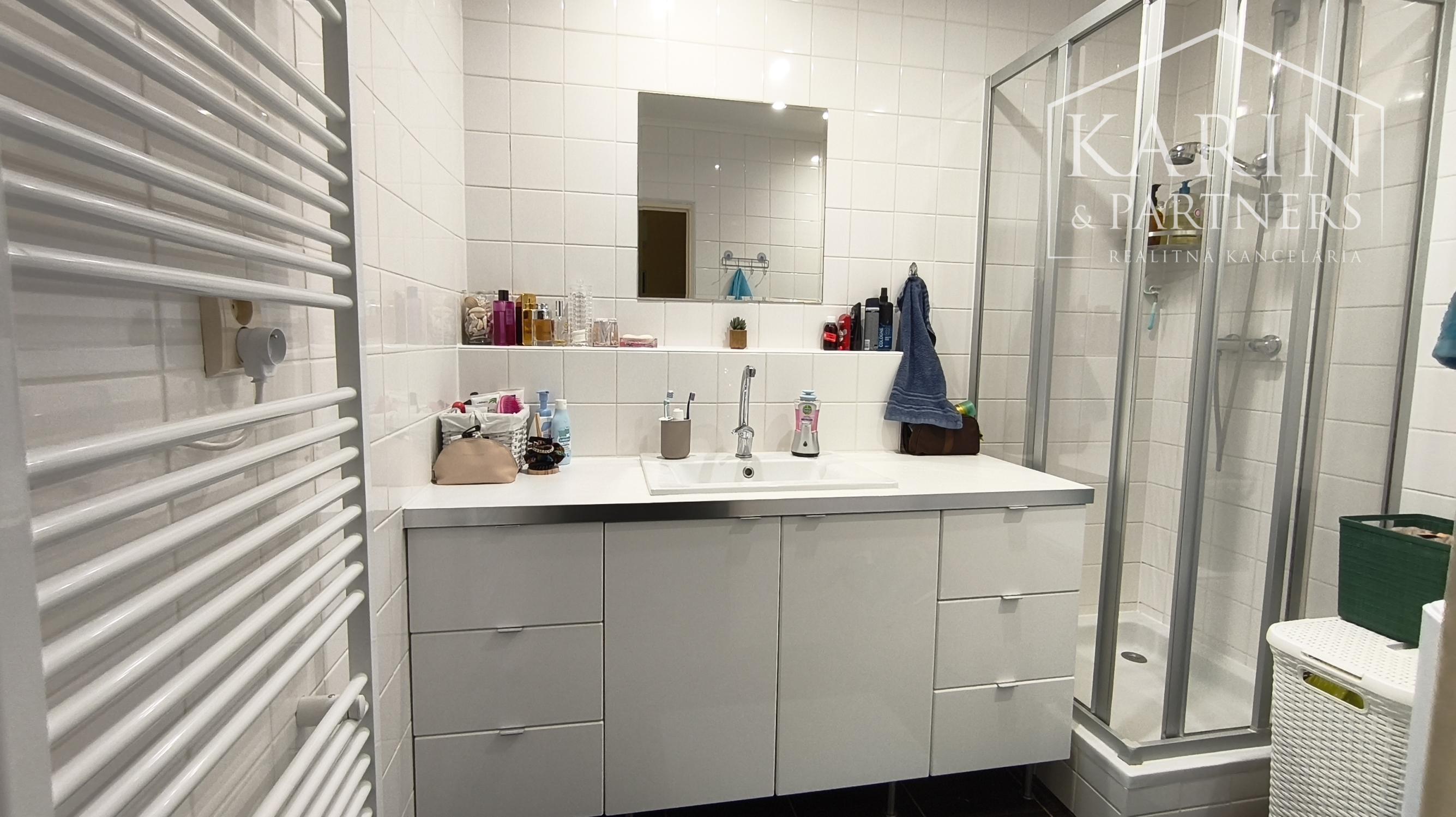 Predáme 3 izbový byt so šatníkom, komorou a balkónom, sídlisko Prednádražie, Nové Zámky