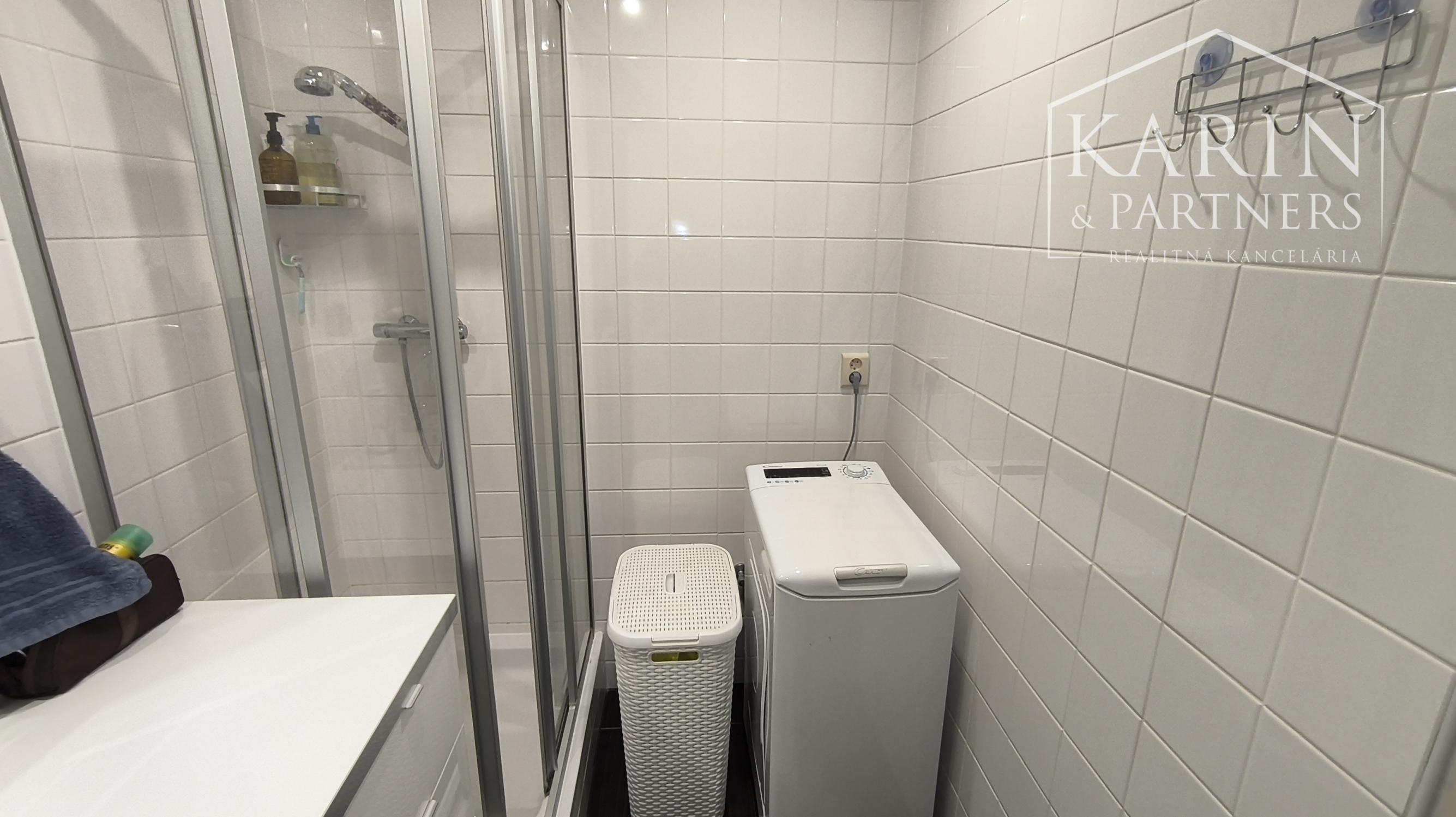 Predáme 3 izbový byt so šatníkom, komorou a balkónom, sídlisko Prednádražie, Nové Zámky