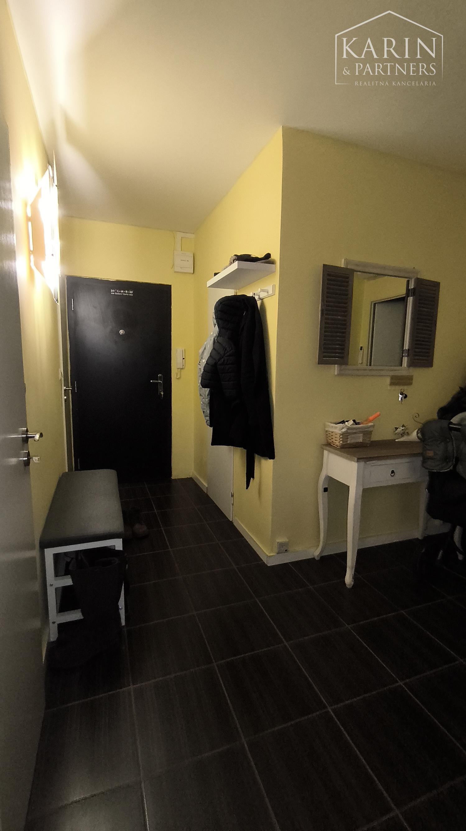 Predáme 3 izbový byt so šatníkom, komorou a balkónom, sídlisko Prednádražie, Nové Zámky