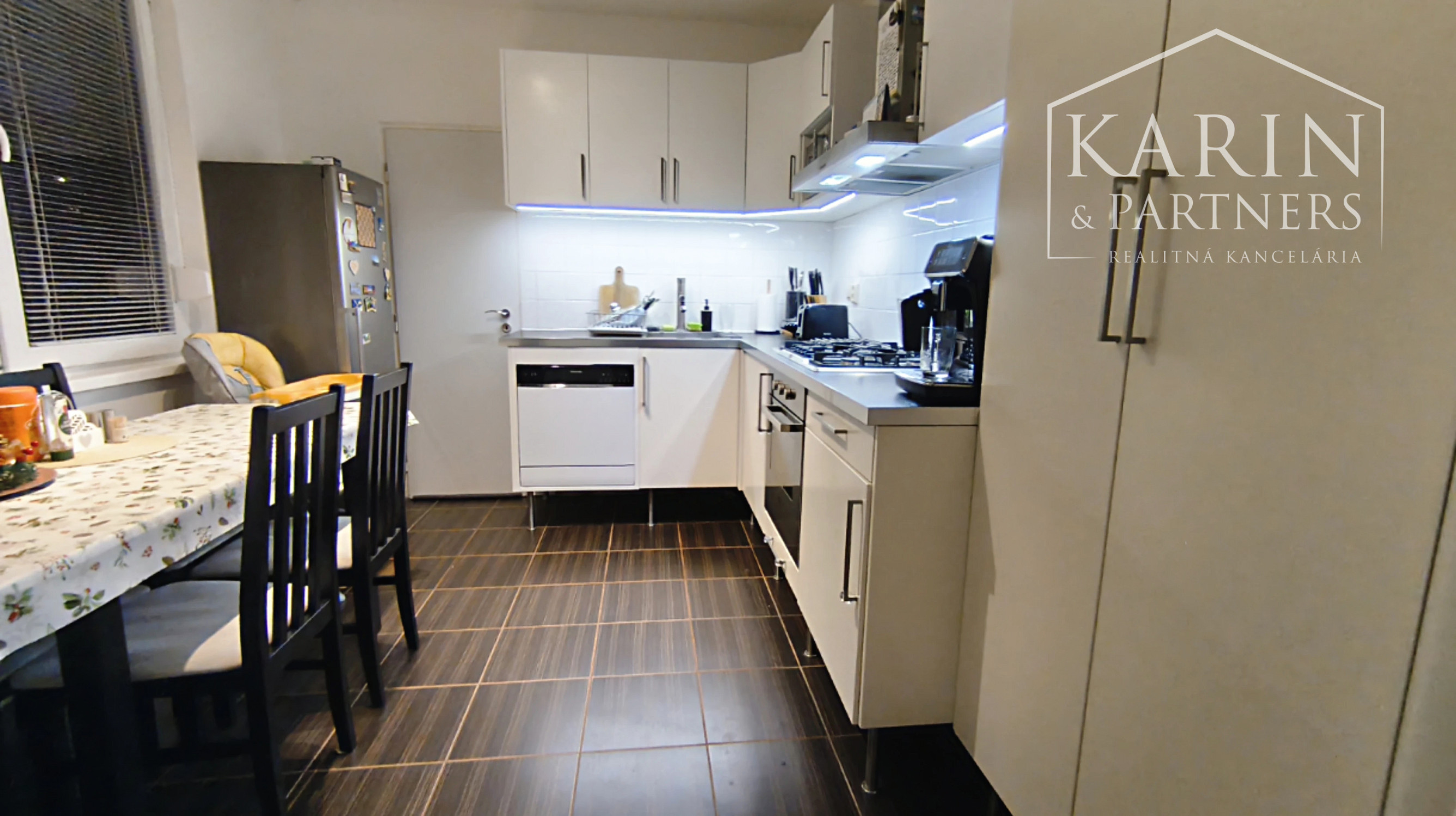 Rezervované: Predáme 3 izbový byt so šatníkom, komorou a balkónom, sídlisko Prednádražie, Nové Zámky