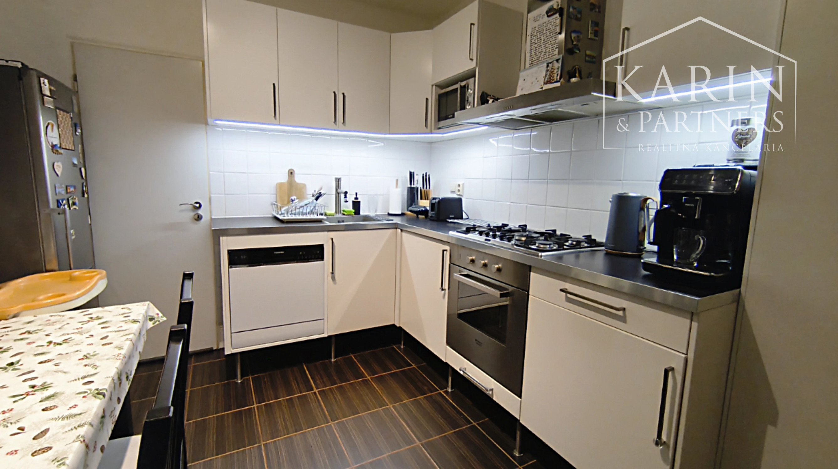 Rezervované: Predáme 3 izbový byt so šatníkom, komorou a balkónom, sídlisko Prednádražie, Nové Zámky