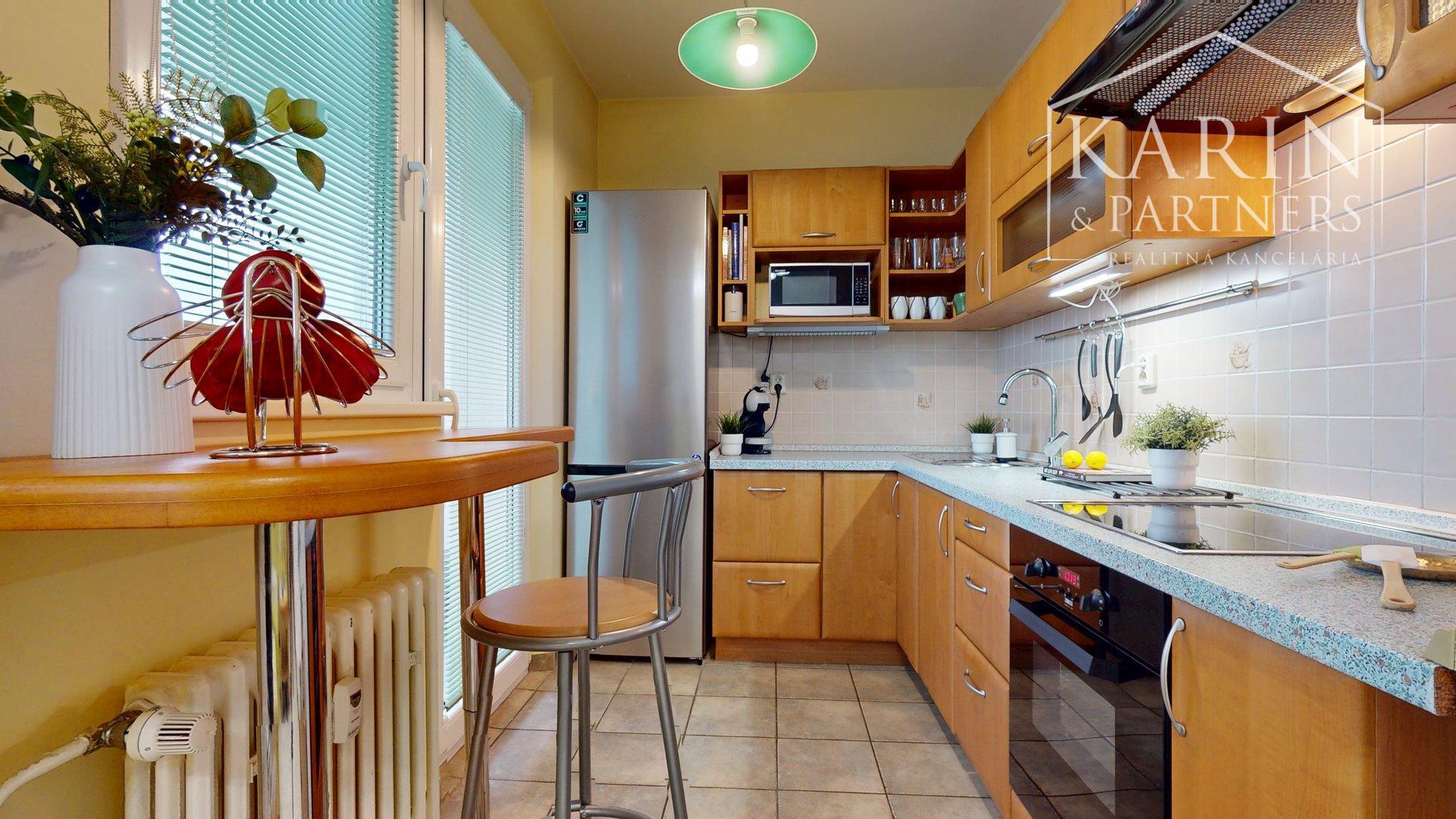 ZREKONŠTRUOVANÝ A ČIASTOČNE ZARIADENÝ 2I BYT S LODŽIOU A PIVNICOU