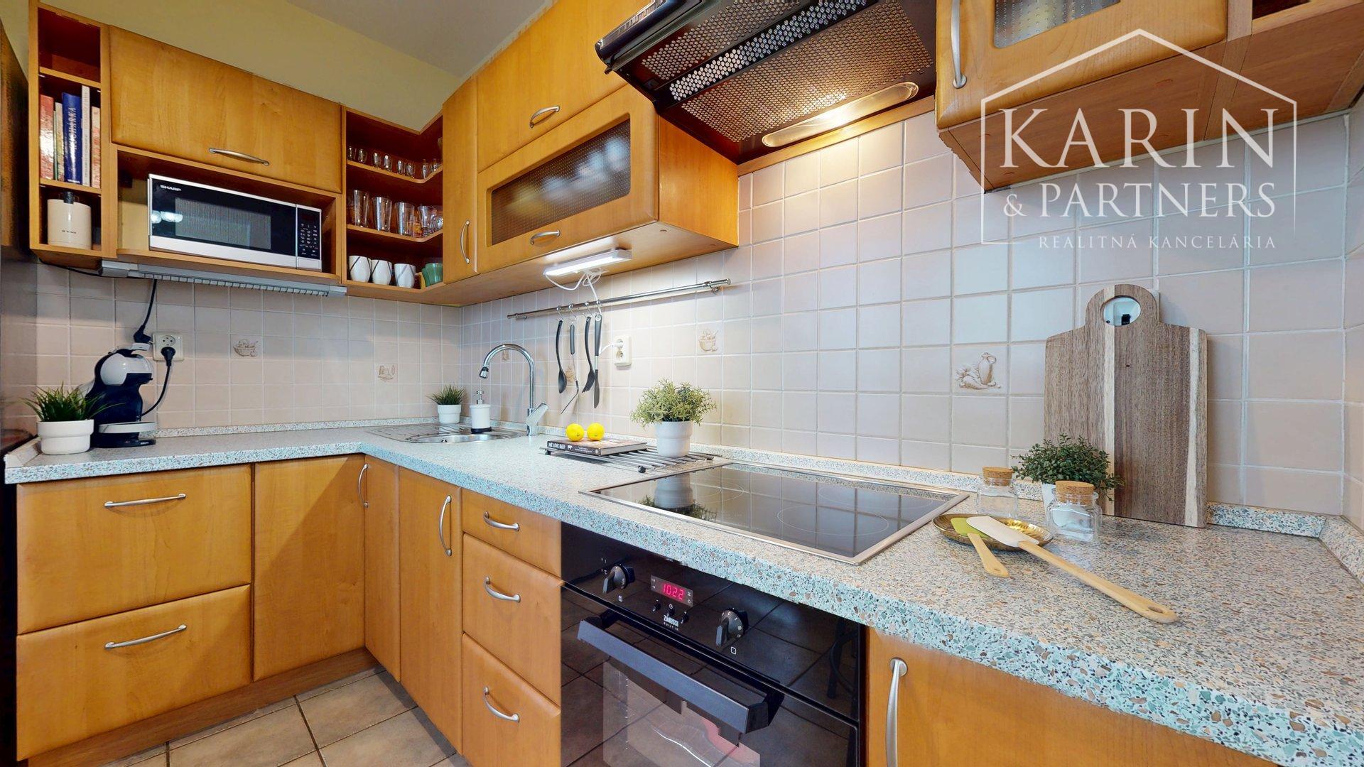 ZREKONŠTRUOVANÝ A ČIASTOČNE ZARIADENÝ 2I BYT S LODŽIOU A PIVNICOU