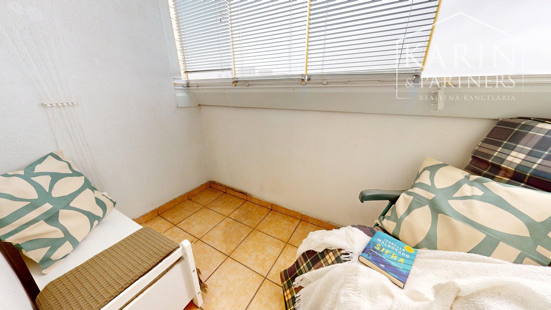 ZREKONŠTRUOVANÝ A ČIASTOČNE ZARIADENÝ 2I BYT S LODŽIOU A PIVNICOU