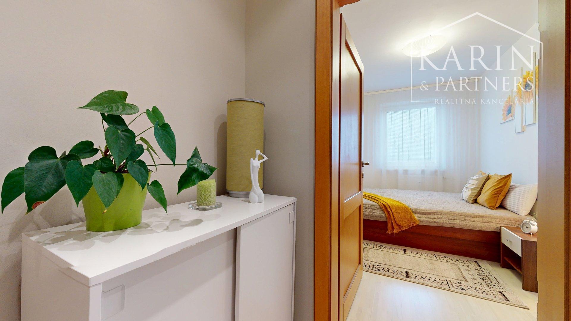 ZREKONŠTRUOVANÝ A ČIASTOČNE ZARIADENÝ 2I BYT S LODŽIOU A PIVNICOU