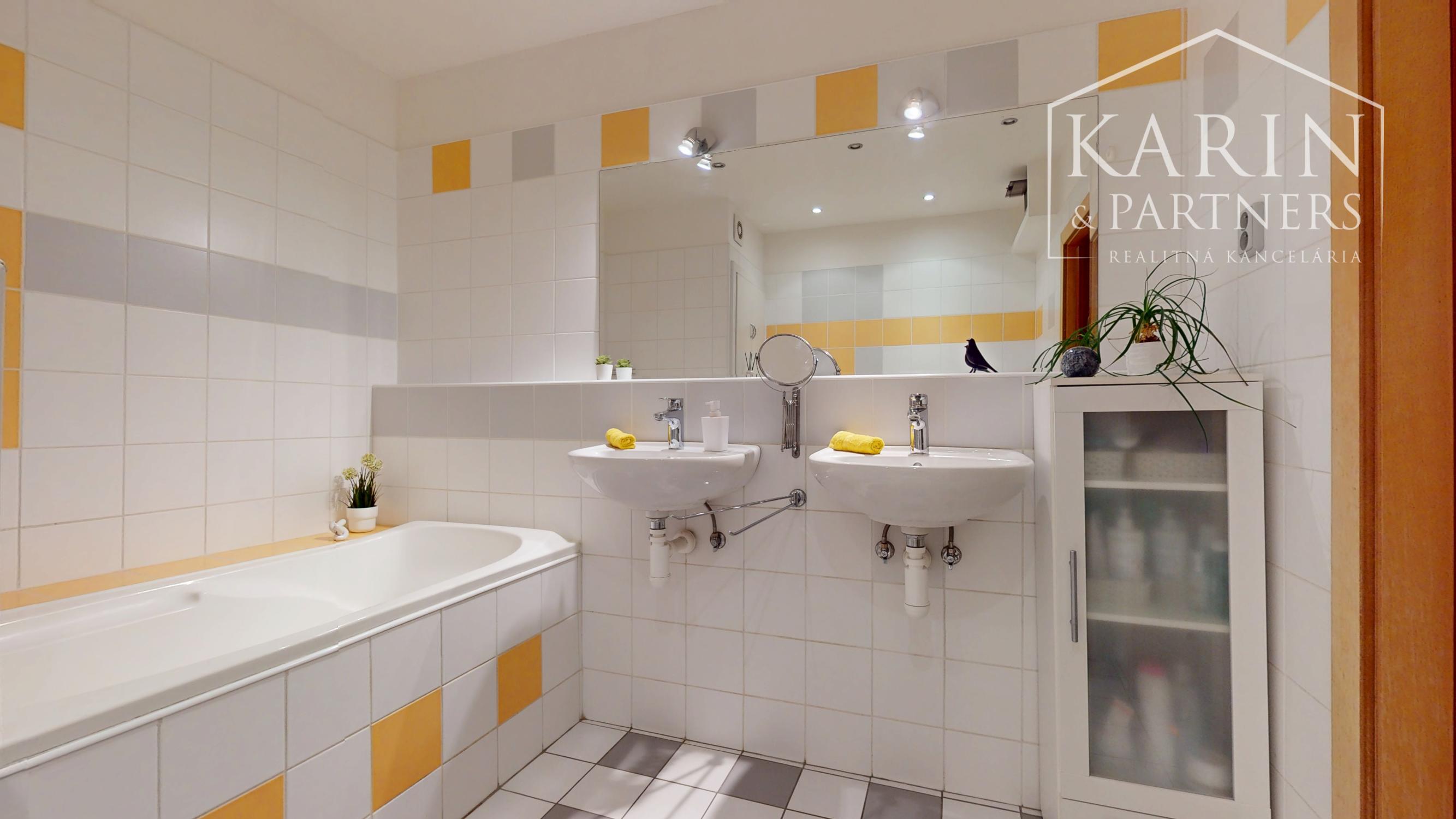 ZREKONŠTRUOVANÝ A ČIASTOČNE ZARIADENÝ 2I BYT S LODŽIOU A PIVNICOU