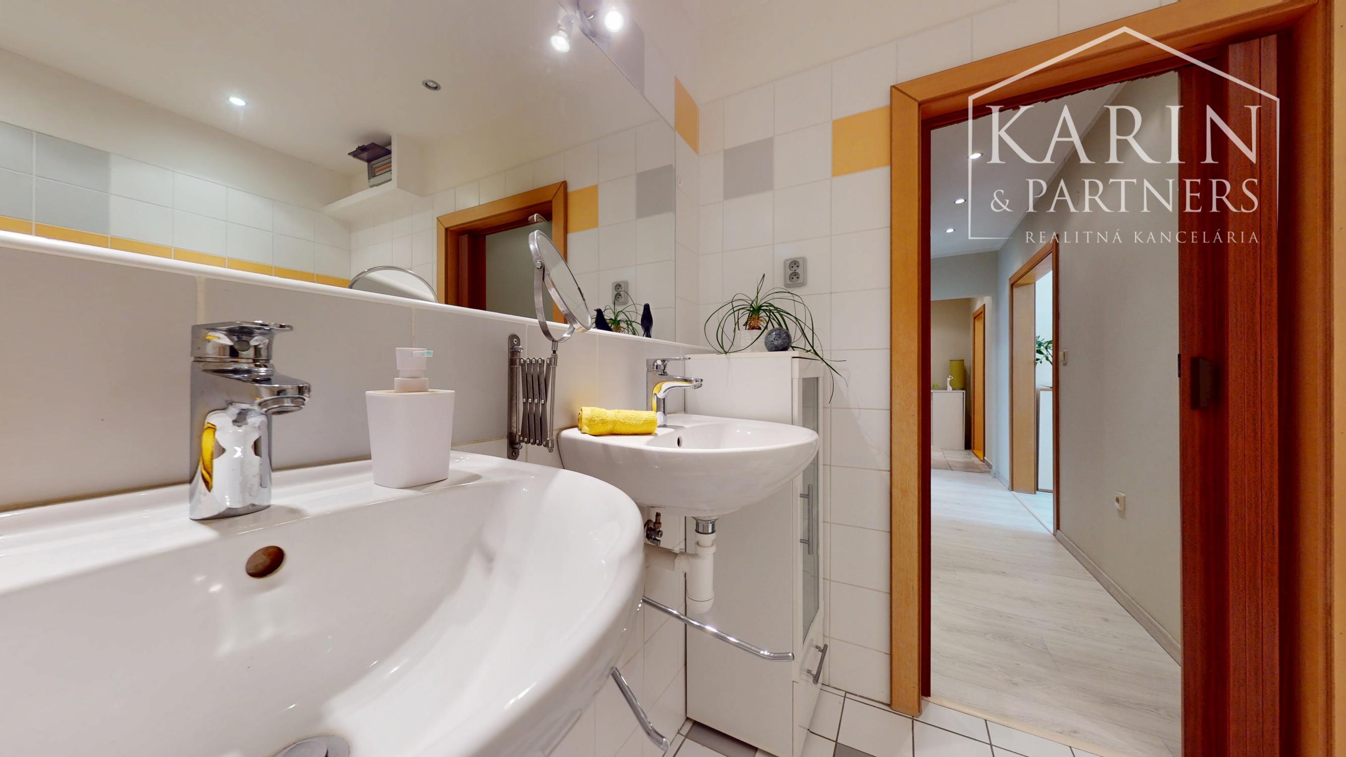 ZREKONŠTRUOVANÝ A ČIASTOČNE ZARIADENÝ 2I BYT S LODŽIOU A PIVNICOU