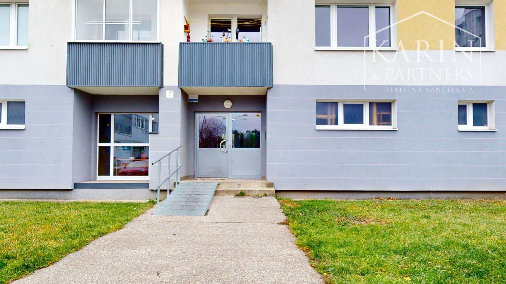 ZREKONŠTRUOVANÝ A ČIASTOČNE ZARIADENÝ 2I BYT S LODŽIOU A PIVNICOU