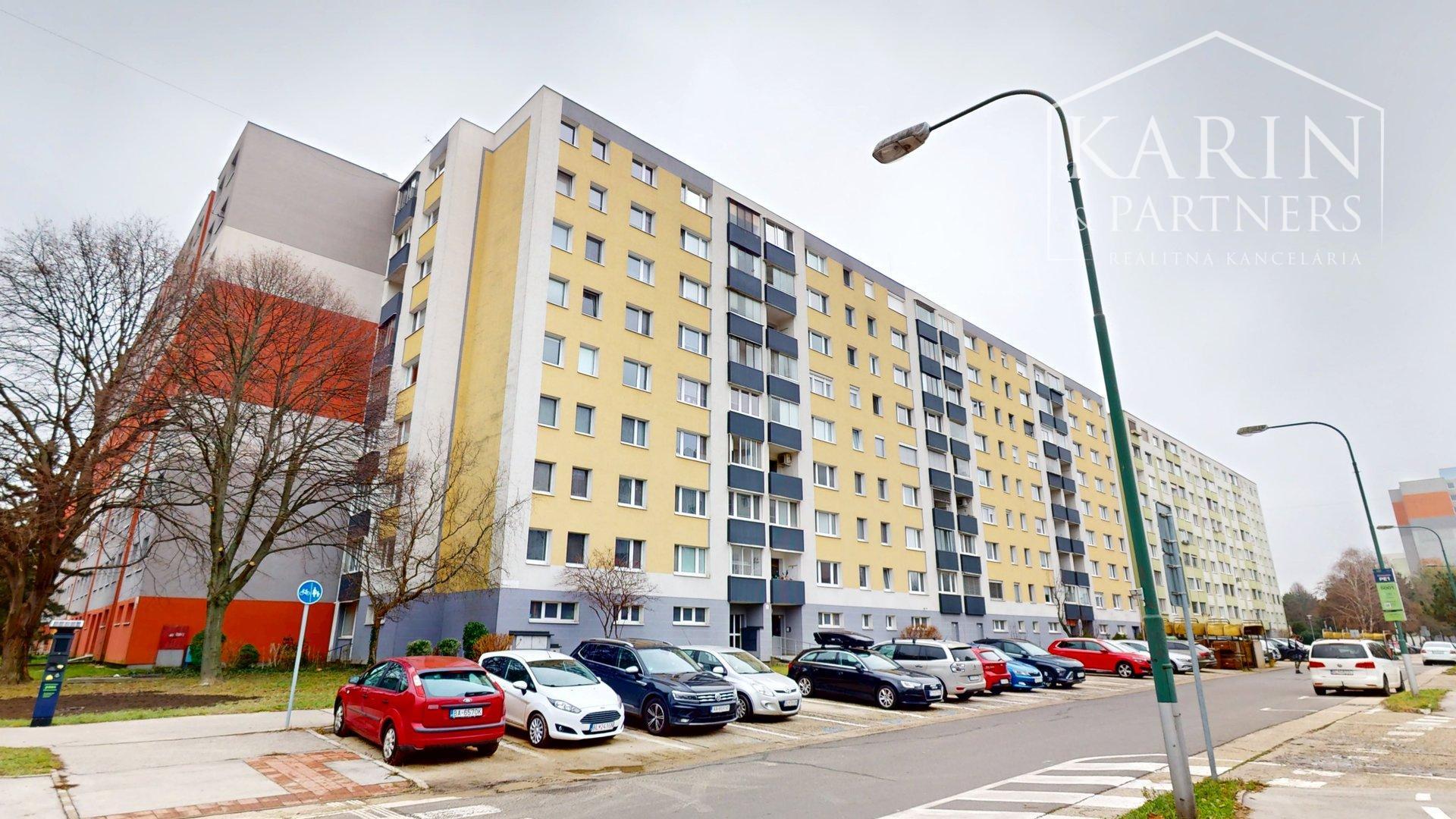 ZREKONŠTRUOVANÝ A ČIASTOČNE ZARIADENÝ 2I BYT S LODŽIOU A PIVNICOU