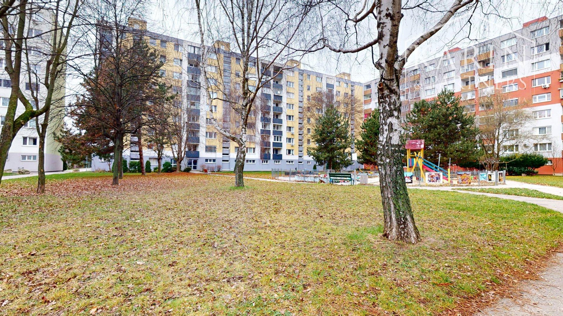 ZREKONŠTRUOVANÝ A ČIASTOČNE ZARIADENÝ 2I BYT S LODŽIOU A PIVNICOU