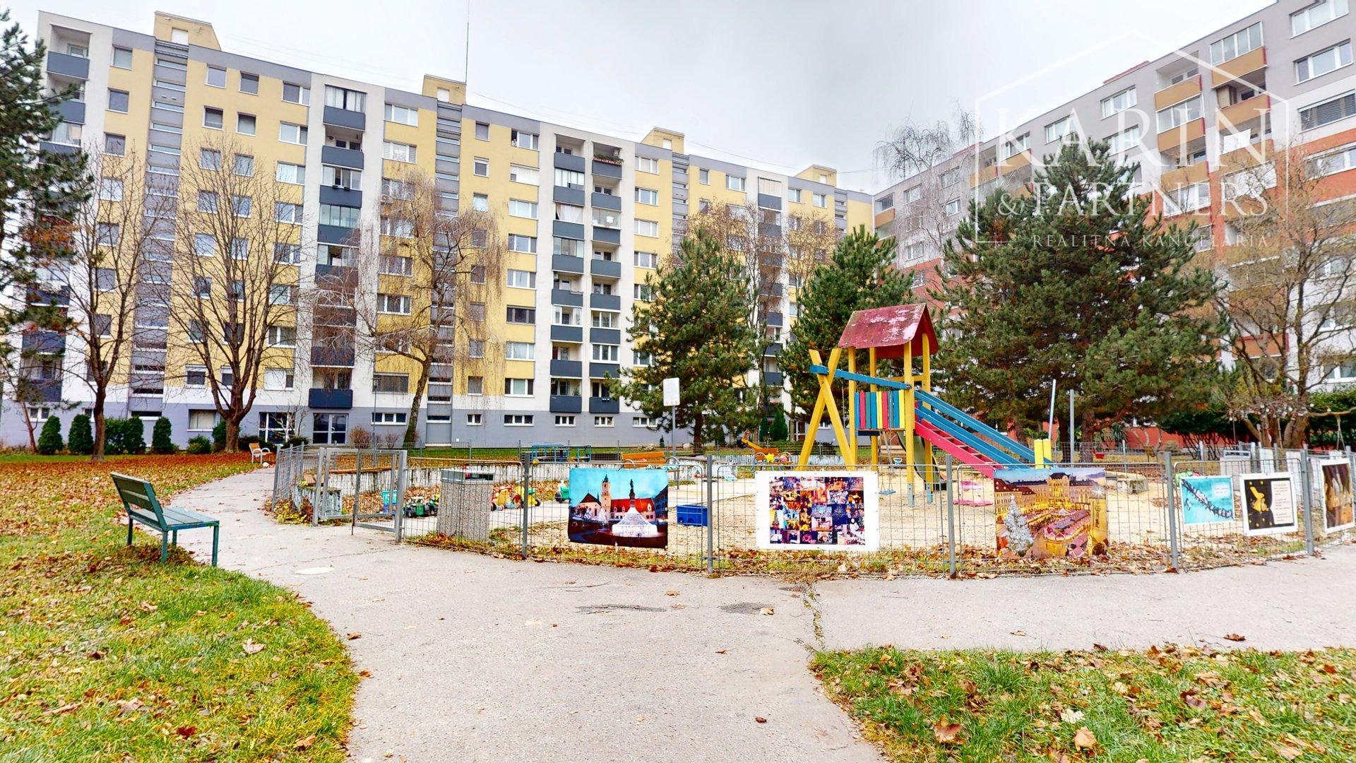 ZREKONŠTRUOVANÝ A ČIASTOČNE ZARIADENÝ 2I BYT S LODŽIOU A PIVNICOU