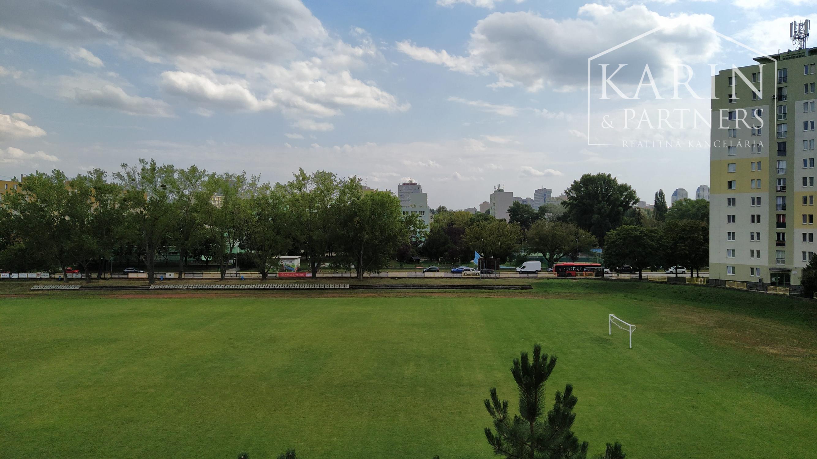 Prenájom rekonštr. 3 izb. byt 65m2 s balkónom 2m2 na Tokajíckej ul., BA II. Ružinov.