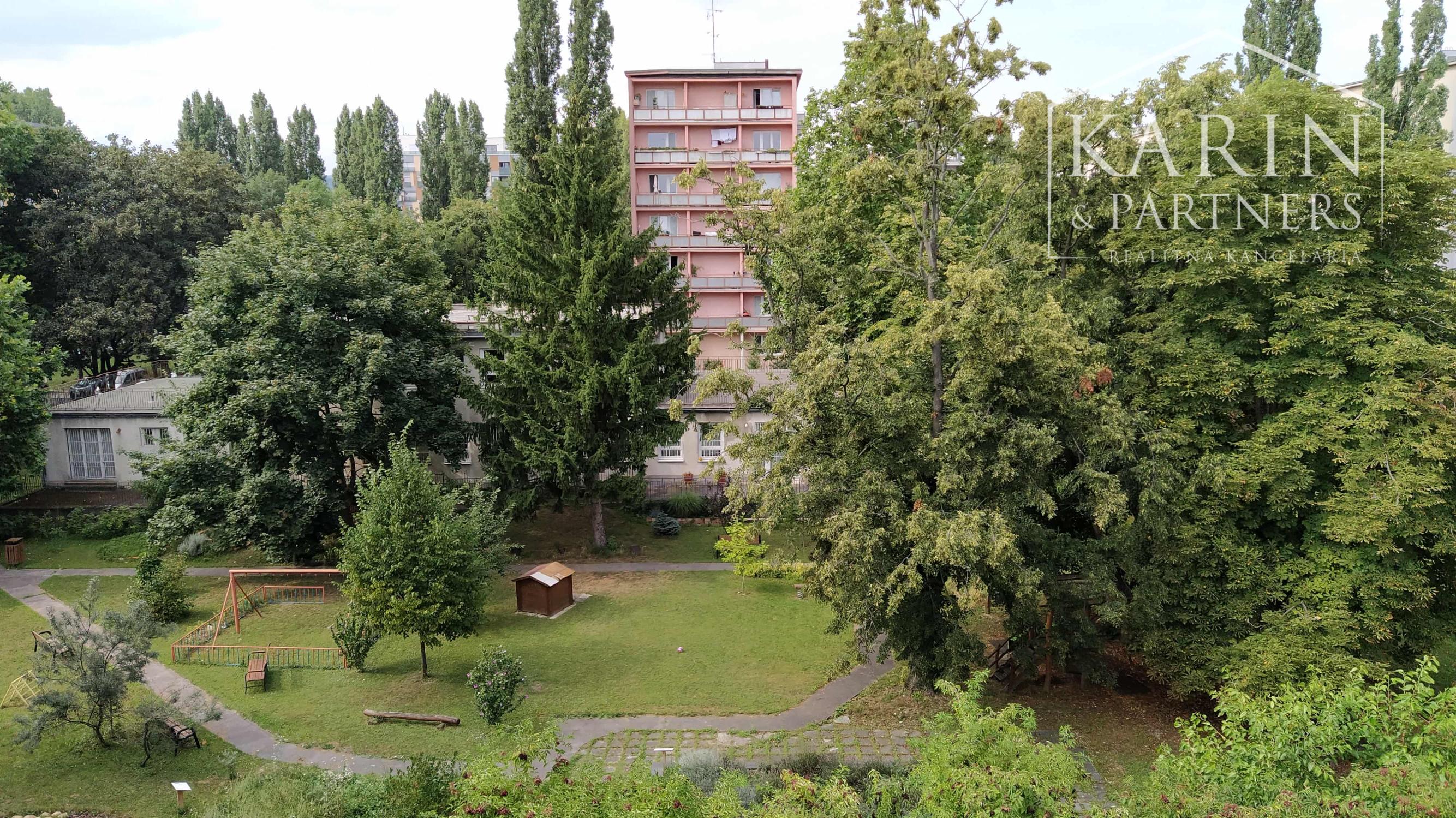 Prenájom rekonštr. 3 izb. byt 65m2 s balkónom 2m2 na Tokajíckej ul., BA II. Ružinov.