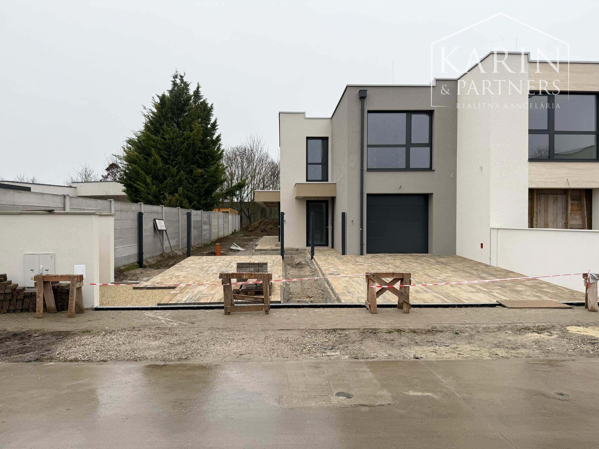 Na predaj rodinný dom, dvojdom A, v Šamoríne, ul. PodlesnÁ