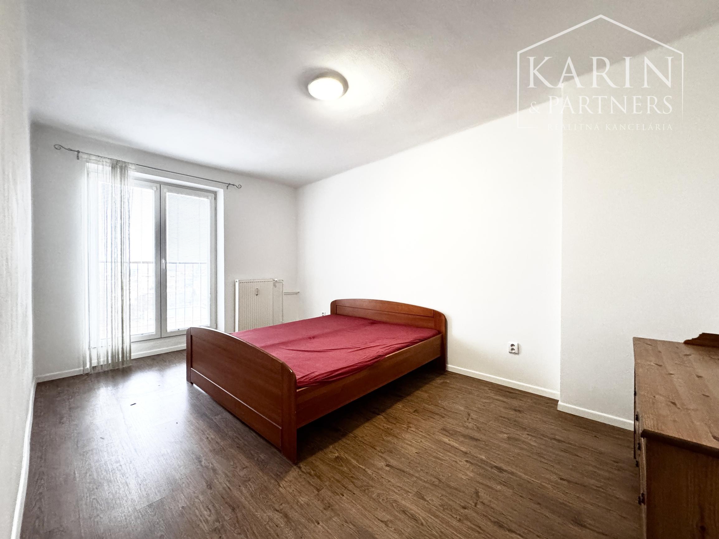 Na predaj priestranný 2-izbový byt so zaskleným balkónom – ul. M. Nešpora, Holíč