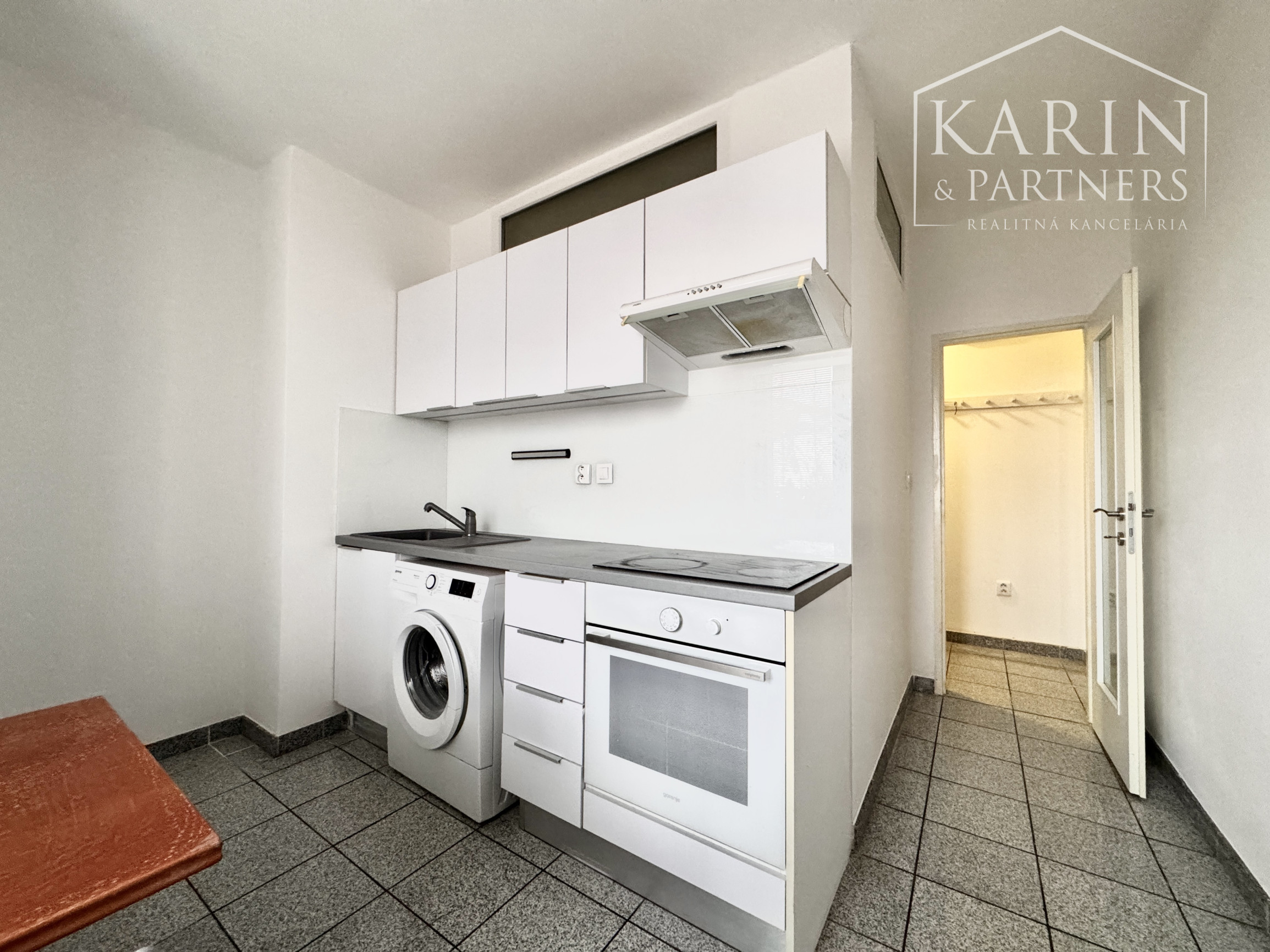 Na predaj priestranný 2-izbový byt so zaskleným balkónom – ul. M. Nešpora, Holíč