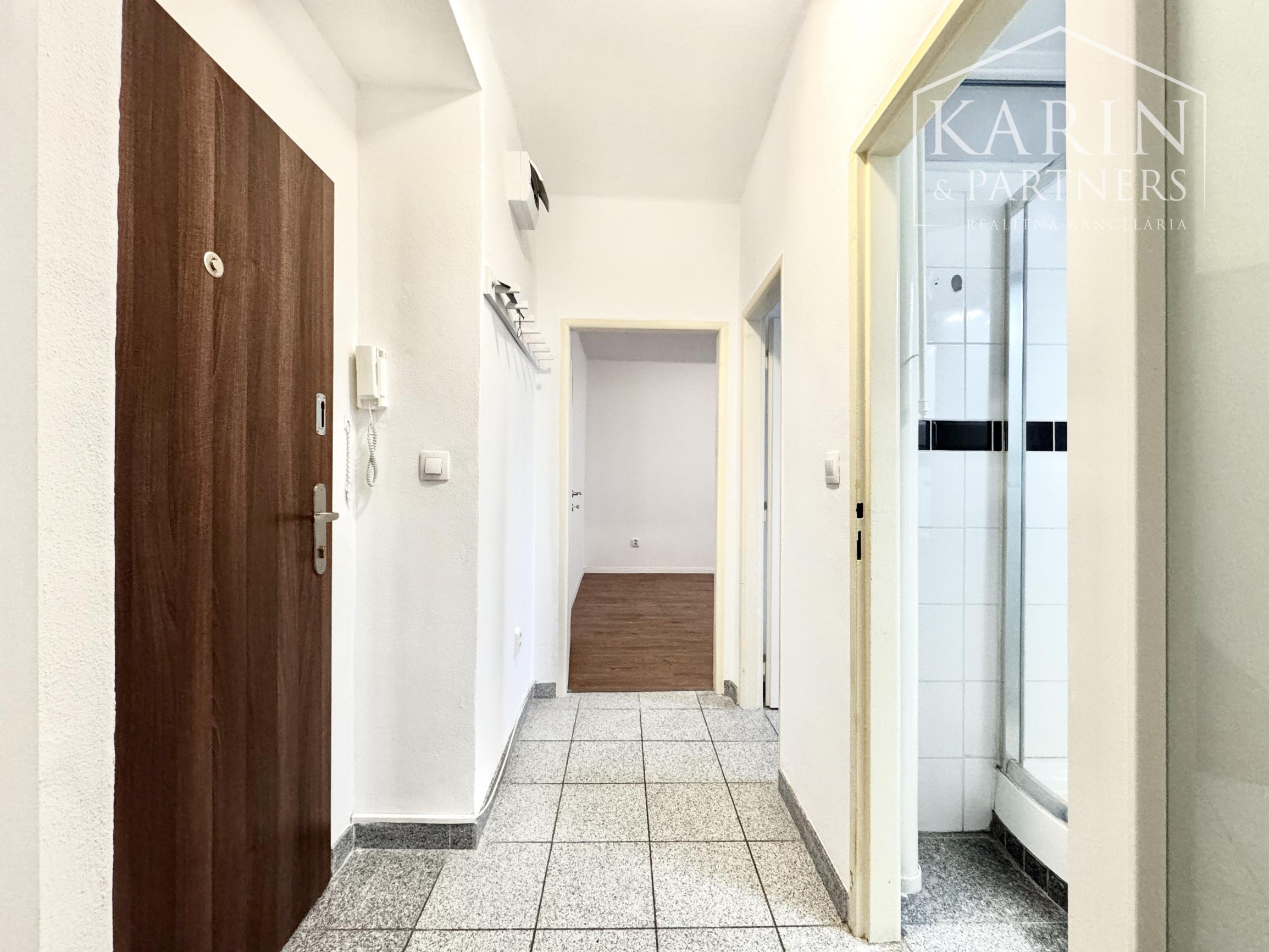 Na predaj priestranný 2-izbový byt so zaskleným balkónom – ul. M. Nešpora, Holíč