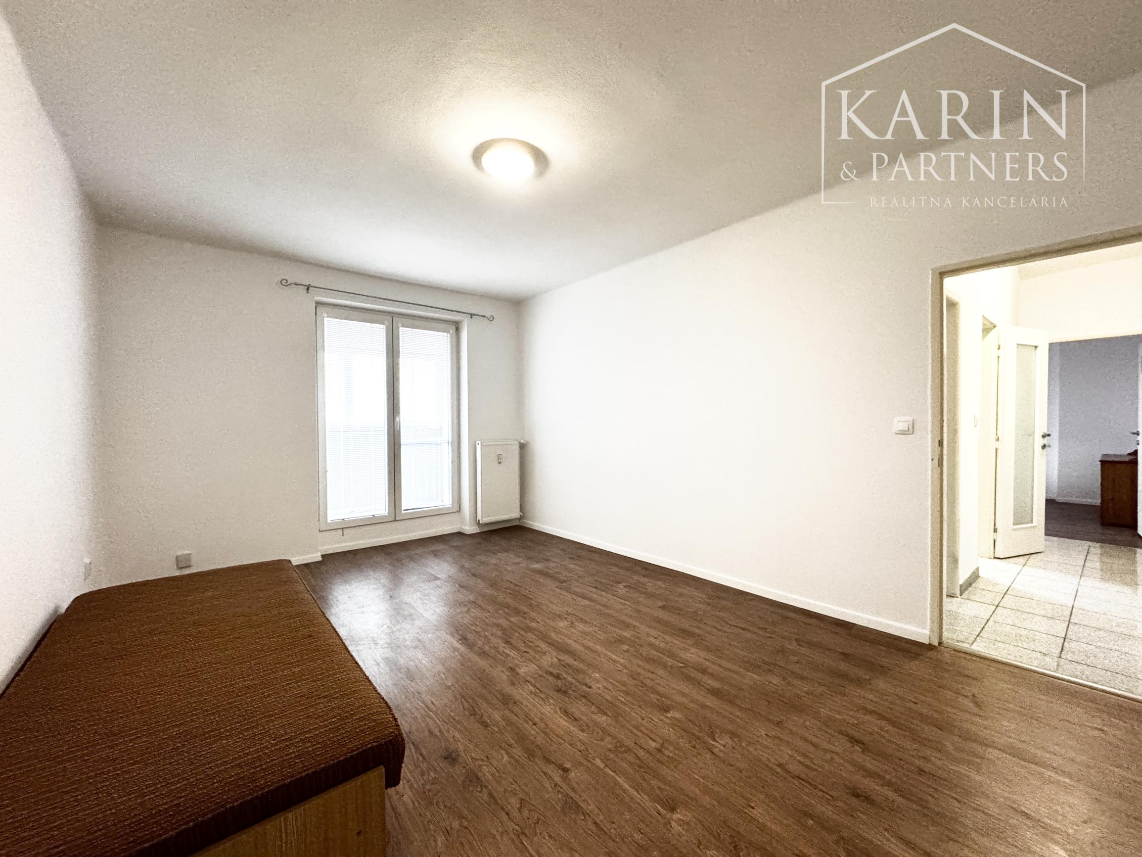 Na predaj priestranný 2-izbový byt so zaskleným balkónom – ul. M. Nešpora, Holíč