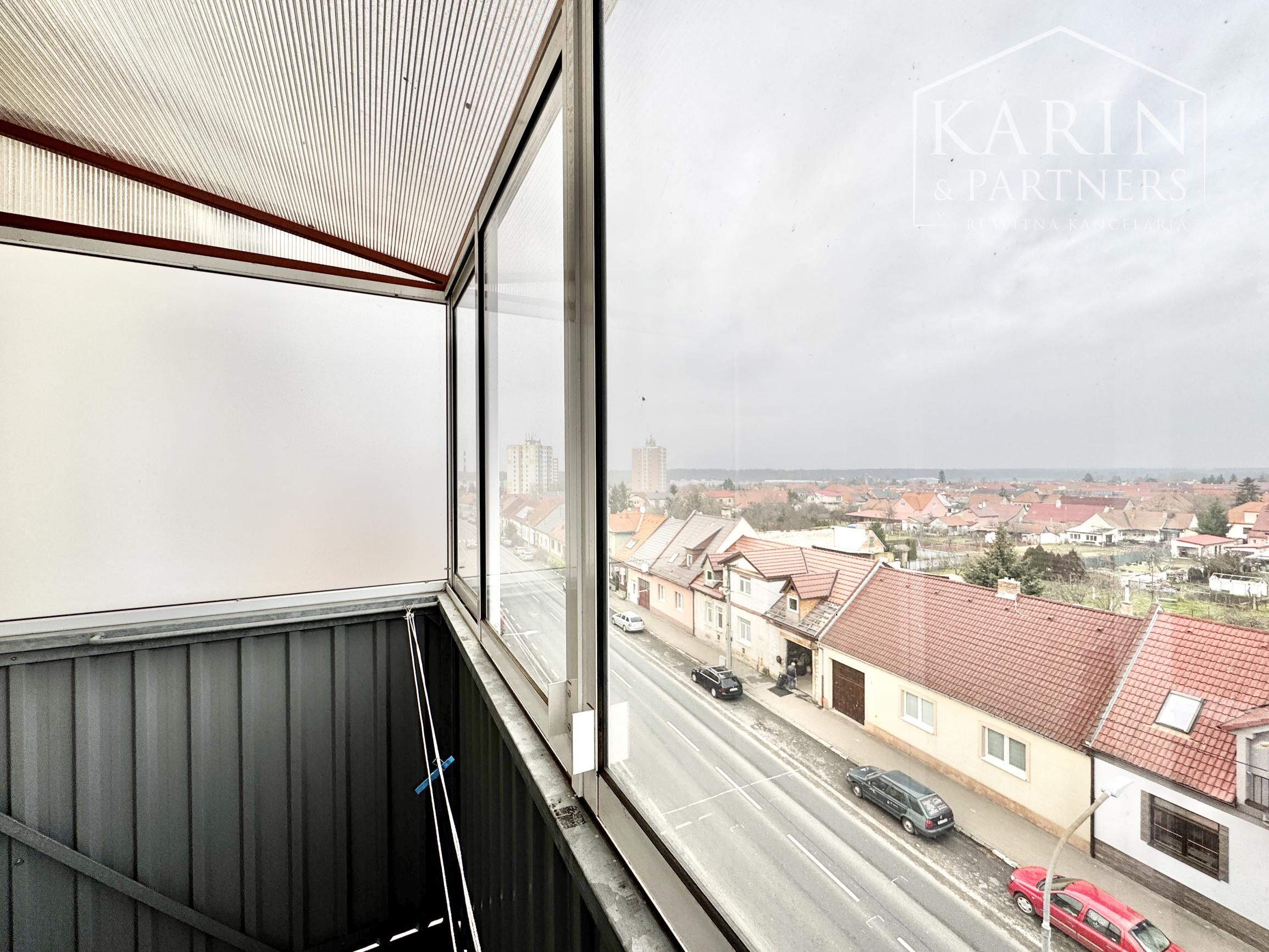 Na predaj priestranný 2-izbový byt so zaskleným balkónom – ul. M. Nešpora, Holíč